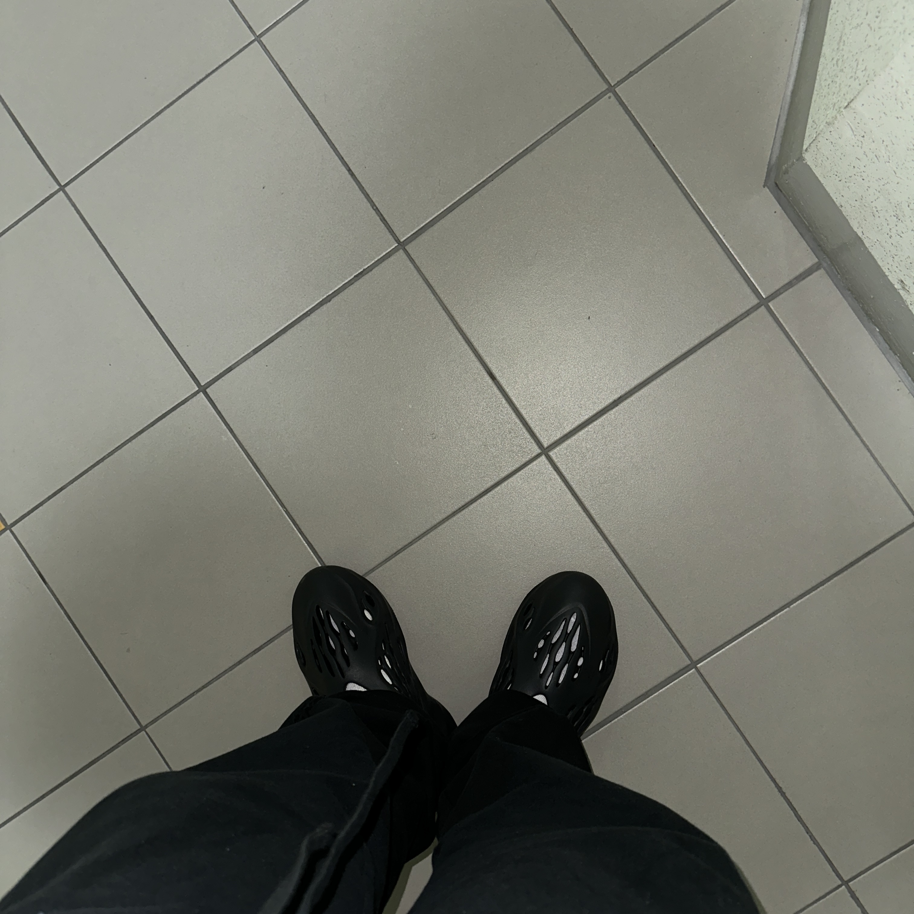 Essentials The Core Collection Sweatpants Stretch Limo, Adidas Yeezy Foam RNNR Onyx 착용 스타일