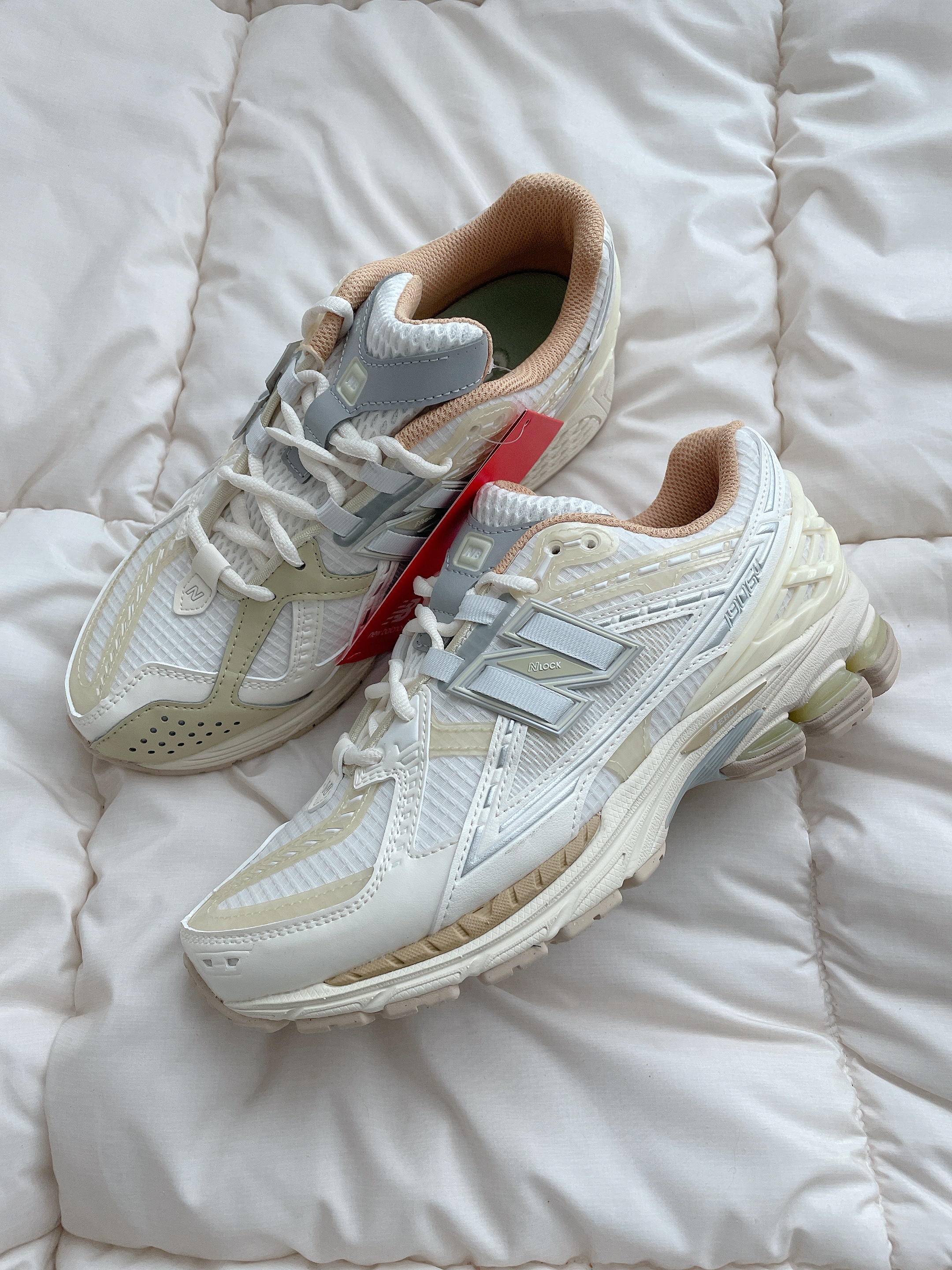 New Balance 1906R Lunar New Year Cream 착용 스타일