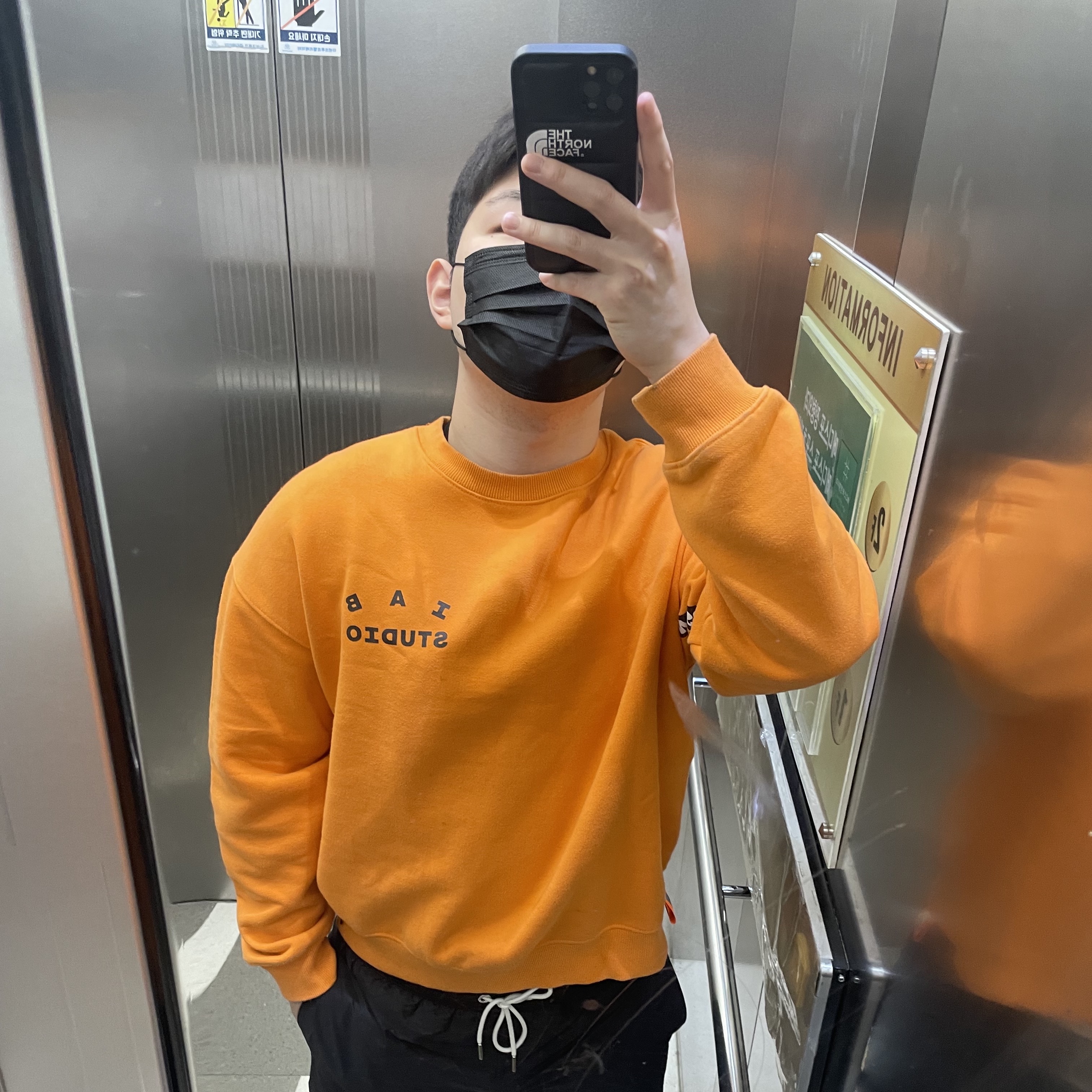 IAB Studio x Doosan Infracore Sweatshirt Orange 착용 스타일
