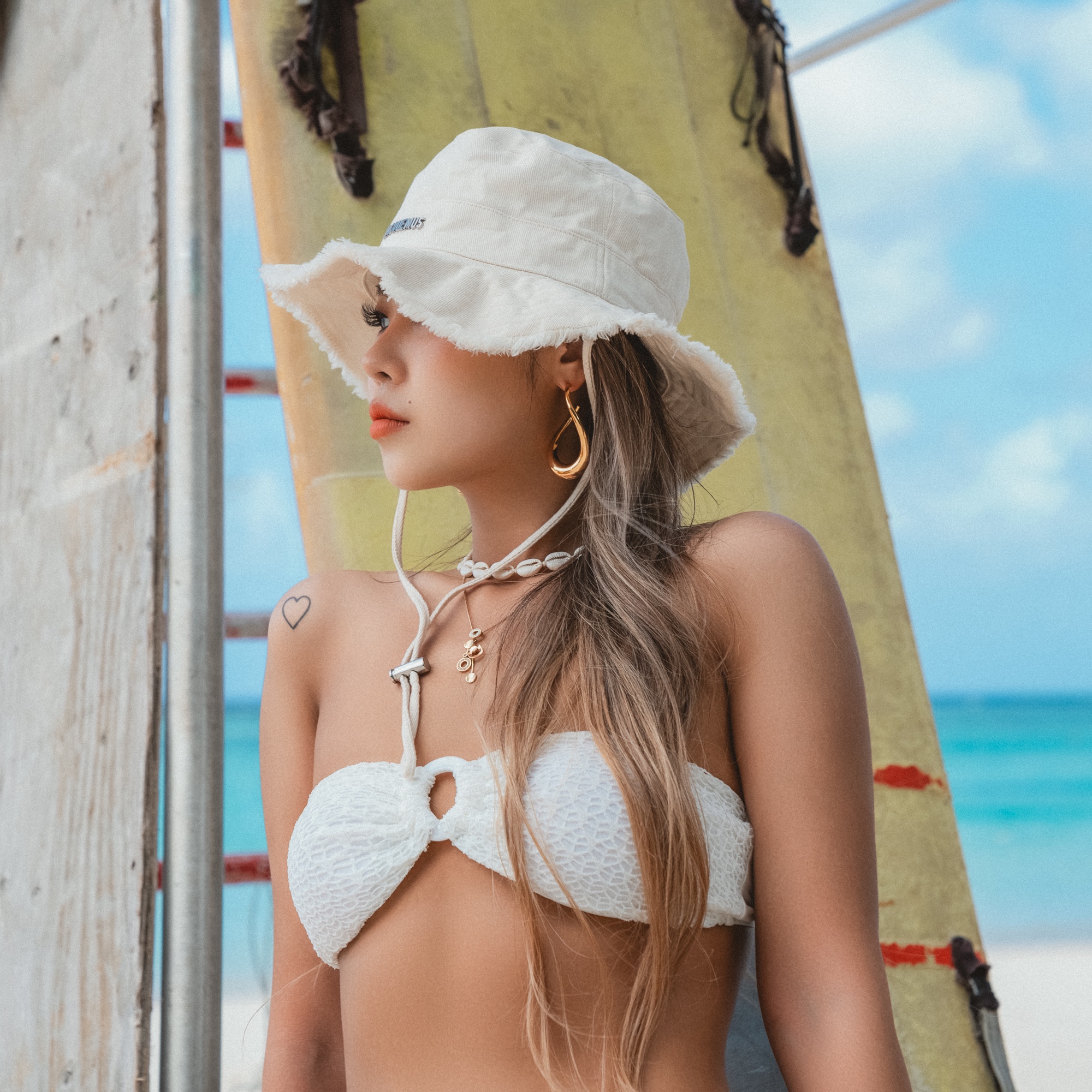 Jacquemus Le Bob Artichaut Bucket Hat Off White 착용 스타일