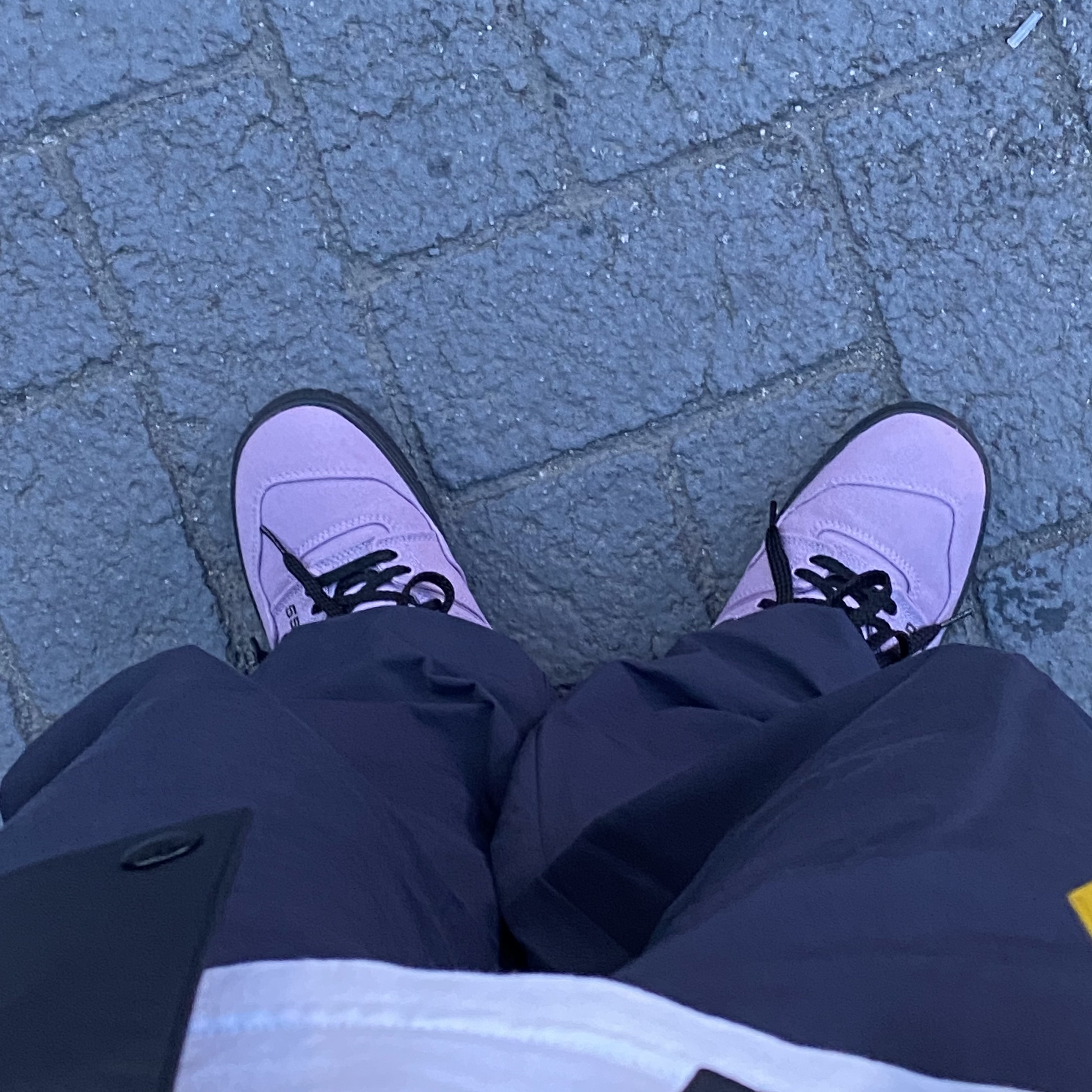 New Balance x Thisisneverthat 550 Lavender Black, Supreme Webbing Keychain Yellow Camo - 23SS 착용 스타일 - 3