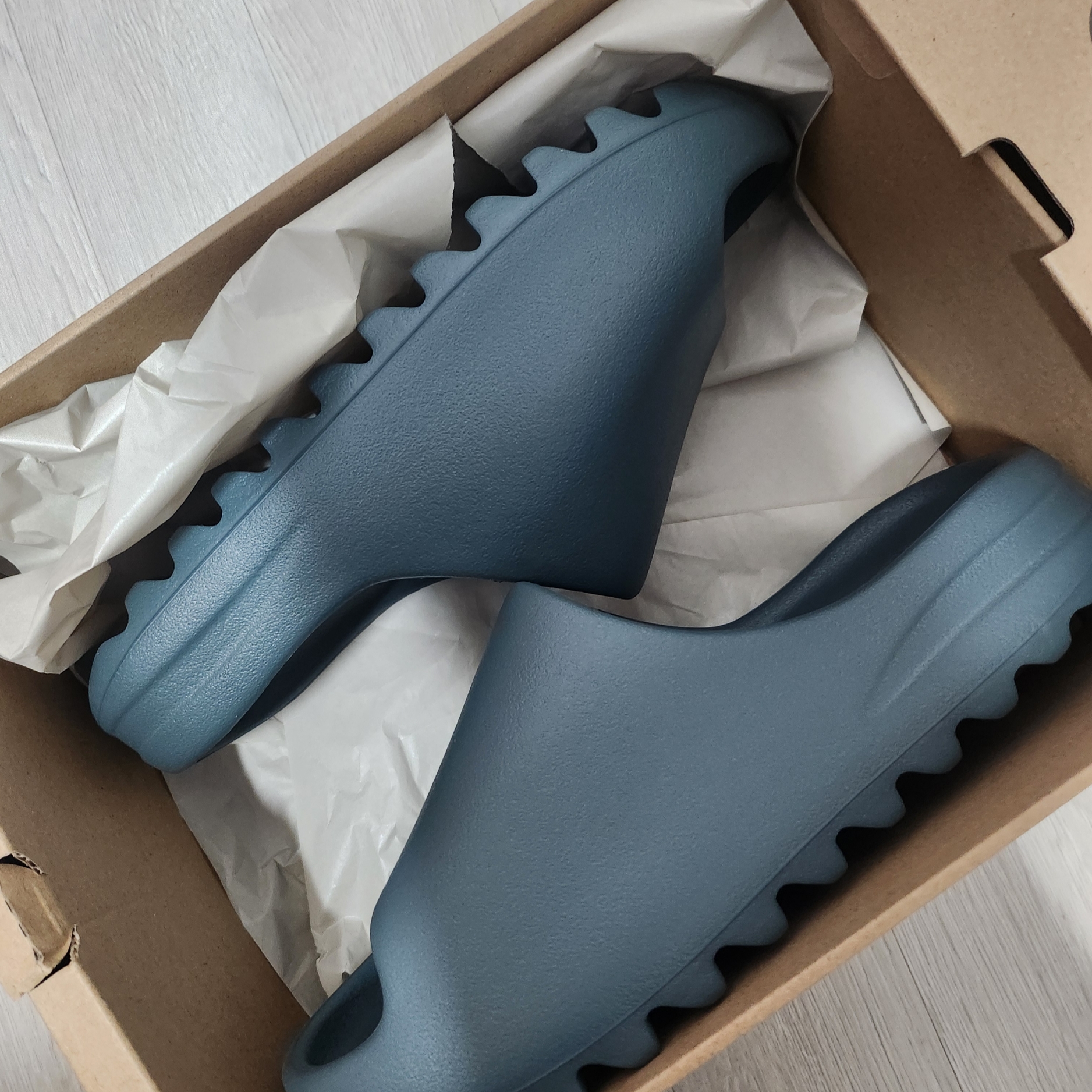 Adidas Yeezy Slide Slate Grey 착용 스타일