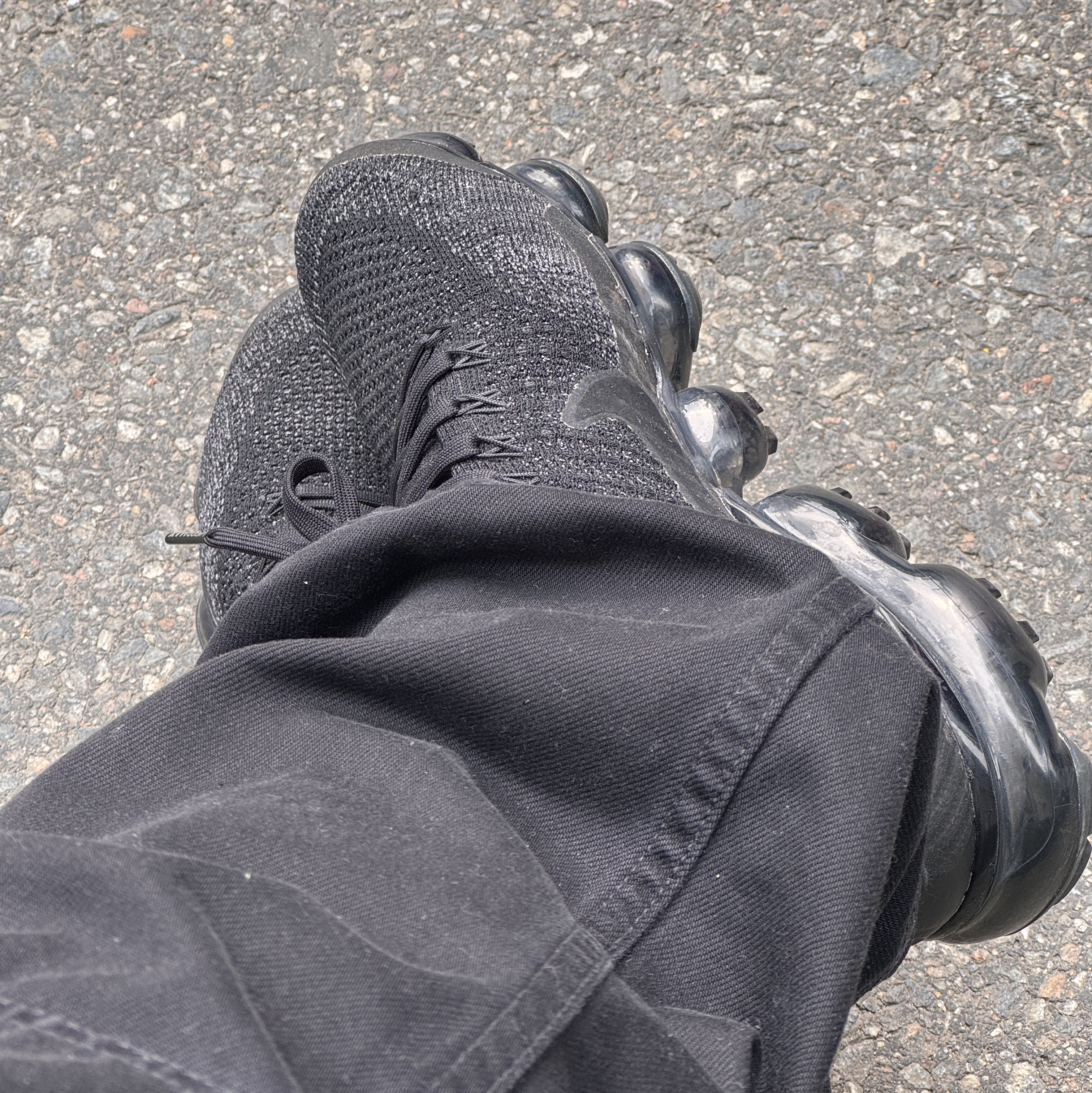 Nike Air Vapormax Flyknit Black Dark Grey, Salomon RX Moc 3.0 Pewter Desert 착용 스타일 - 1