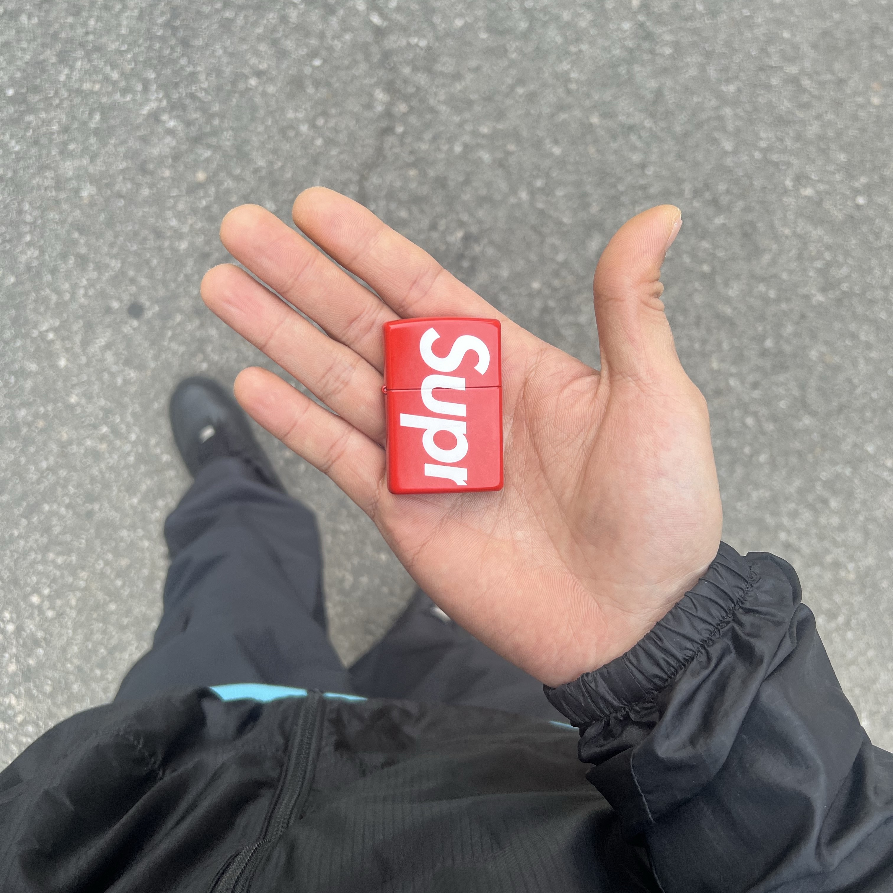 Supreme Logo Zippo Red 착용 스타일