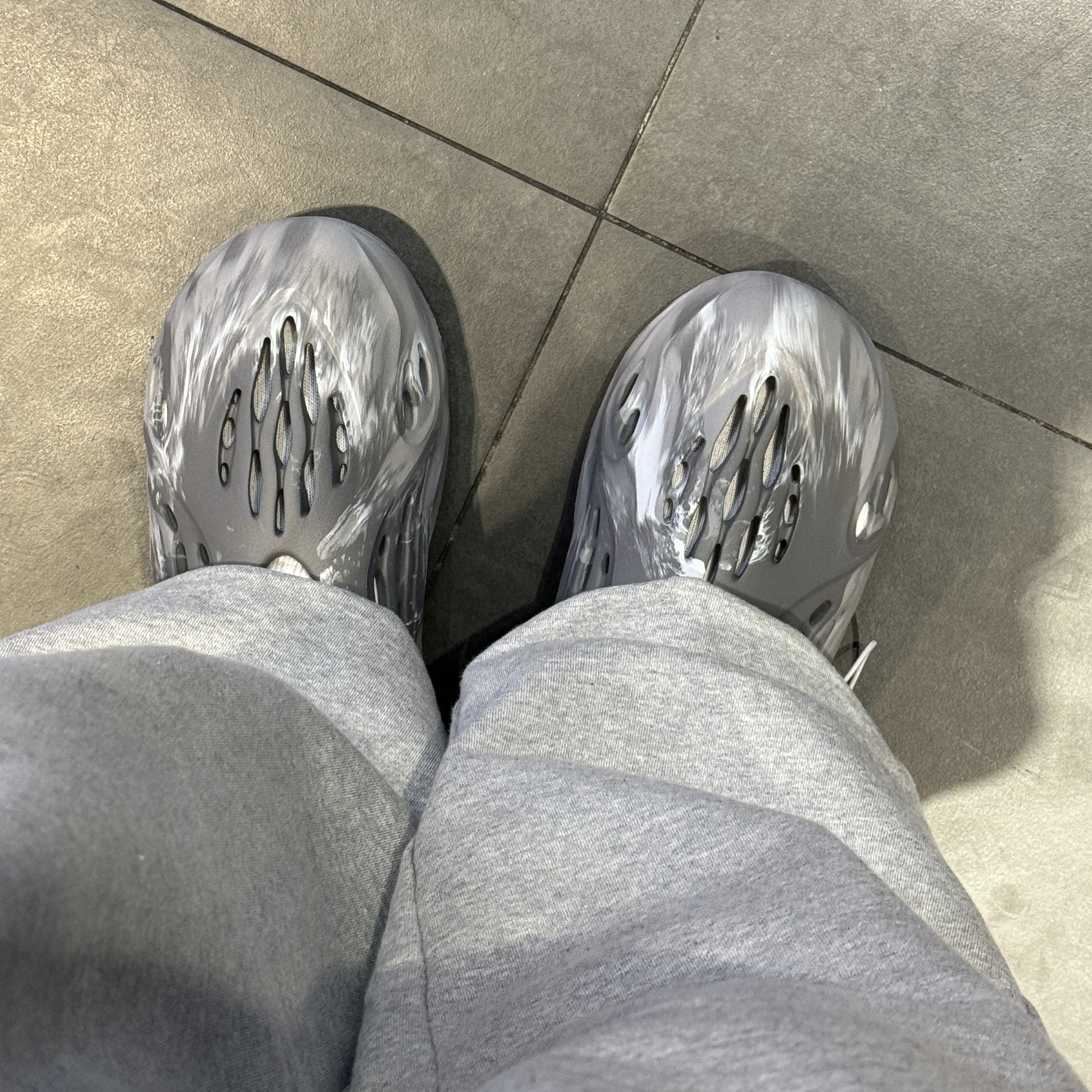 Adidas Yeezy Foam RNNR MX Granite 착용 스타일