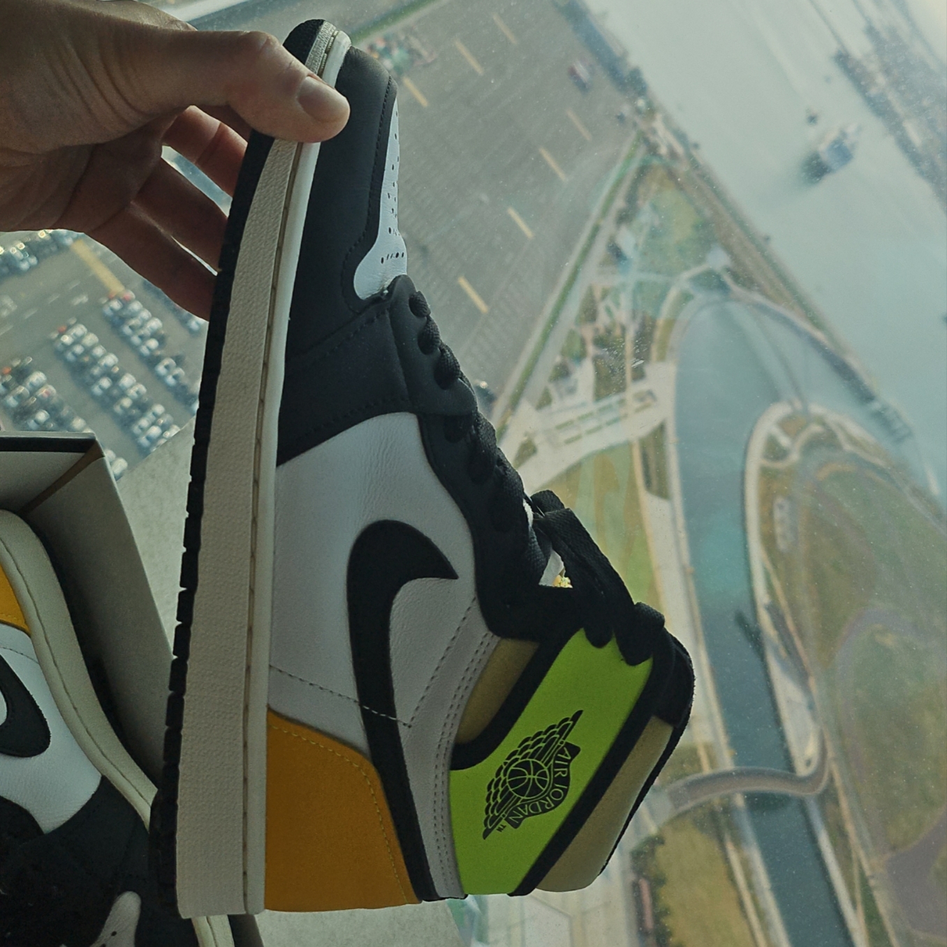 Jordan 1 Retro High OG Volt Gold 착용 스타일 - 2