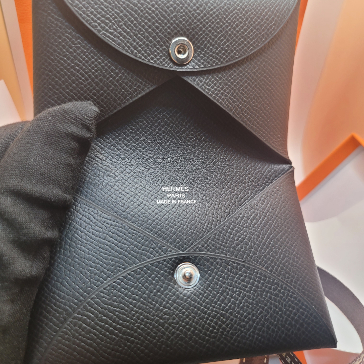 Hermes Calvi Card Holder Epsom & Palladium Noir 착용 스타일