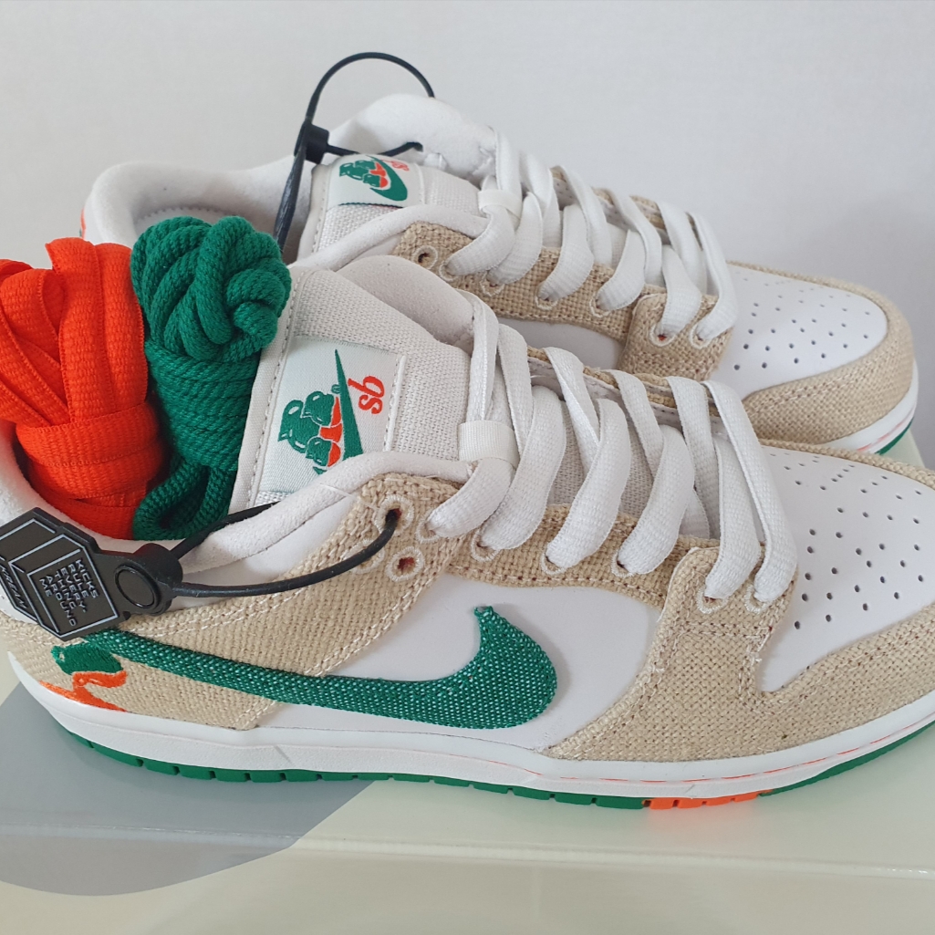 Nike x Jarritos SB Dunk Low Phantom and Malachite 착용 스타일