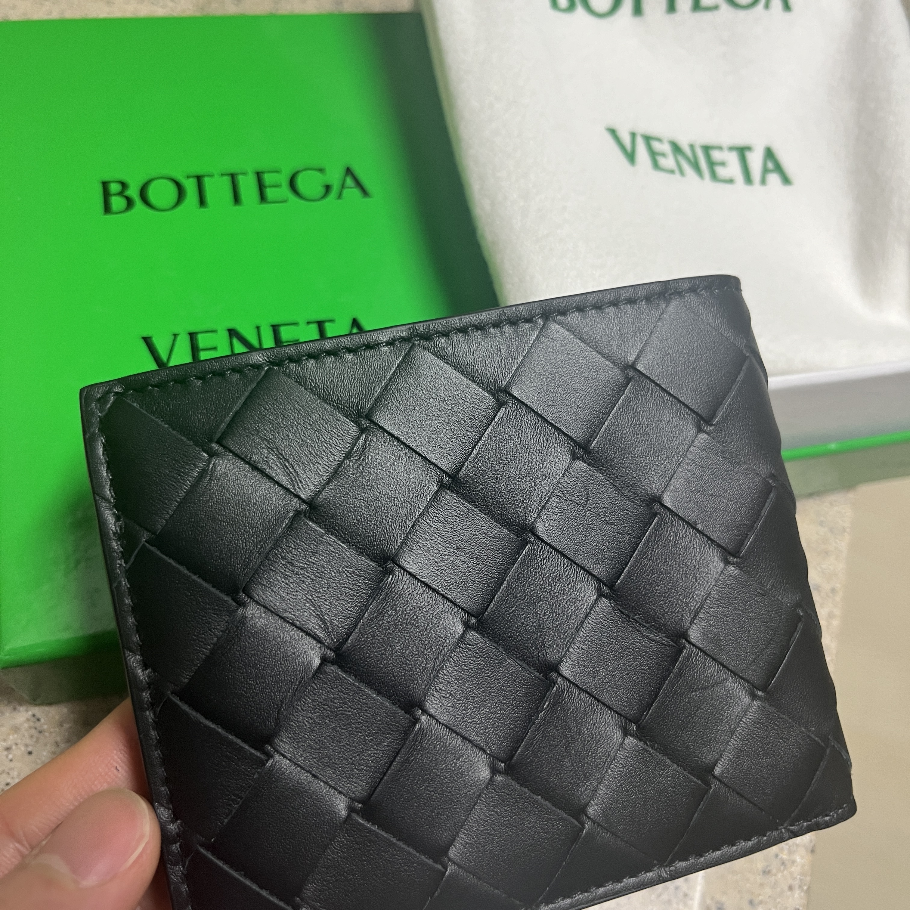 Bottega Veneta Bi-Fold Wallet Black 착용 스타일 - 1