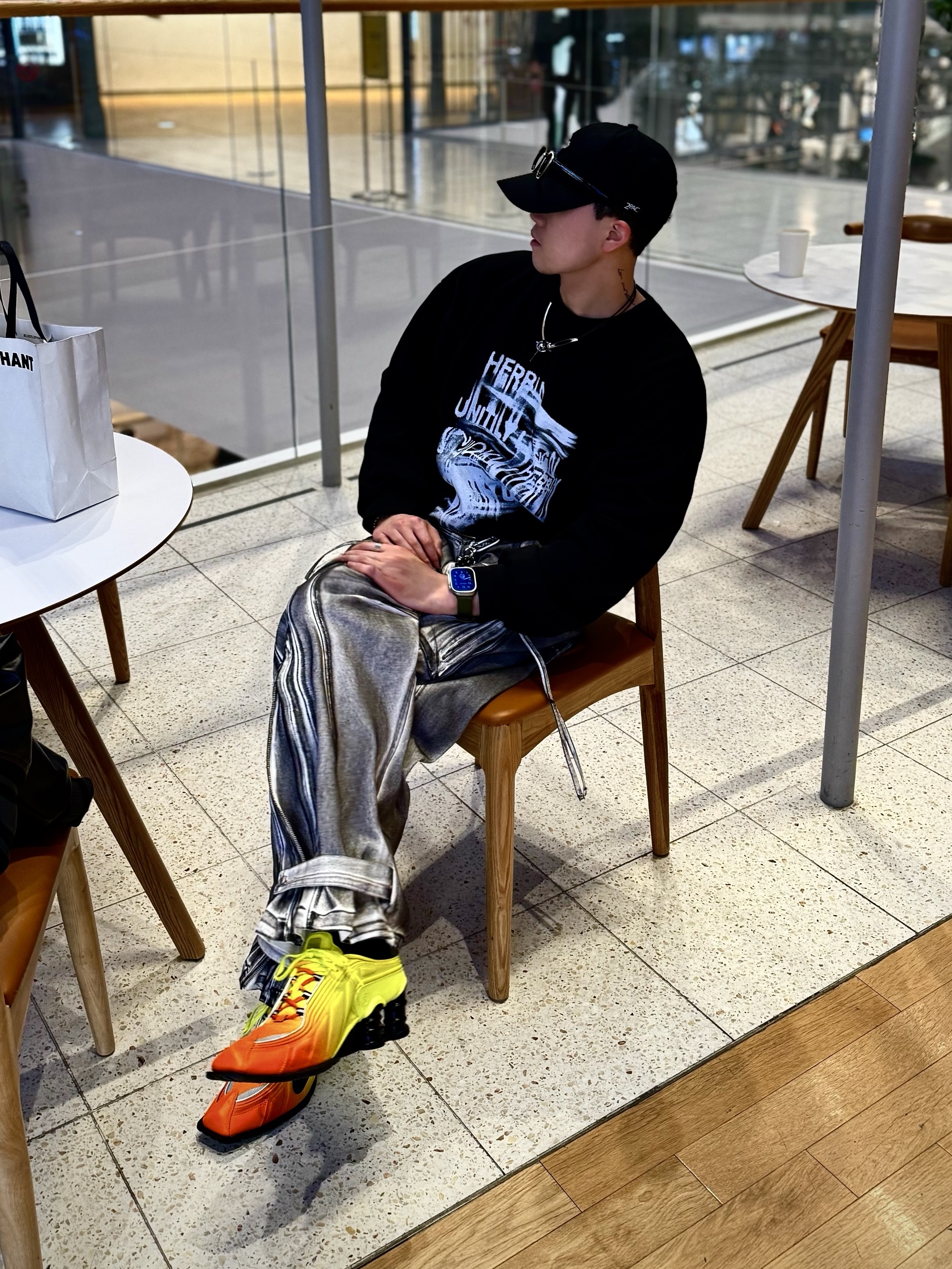 Nike x Martine Rose Shox MR4 Safety Orange, Diesel Holy B Logo Keyring Red 착용 스타일 - 4