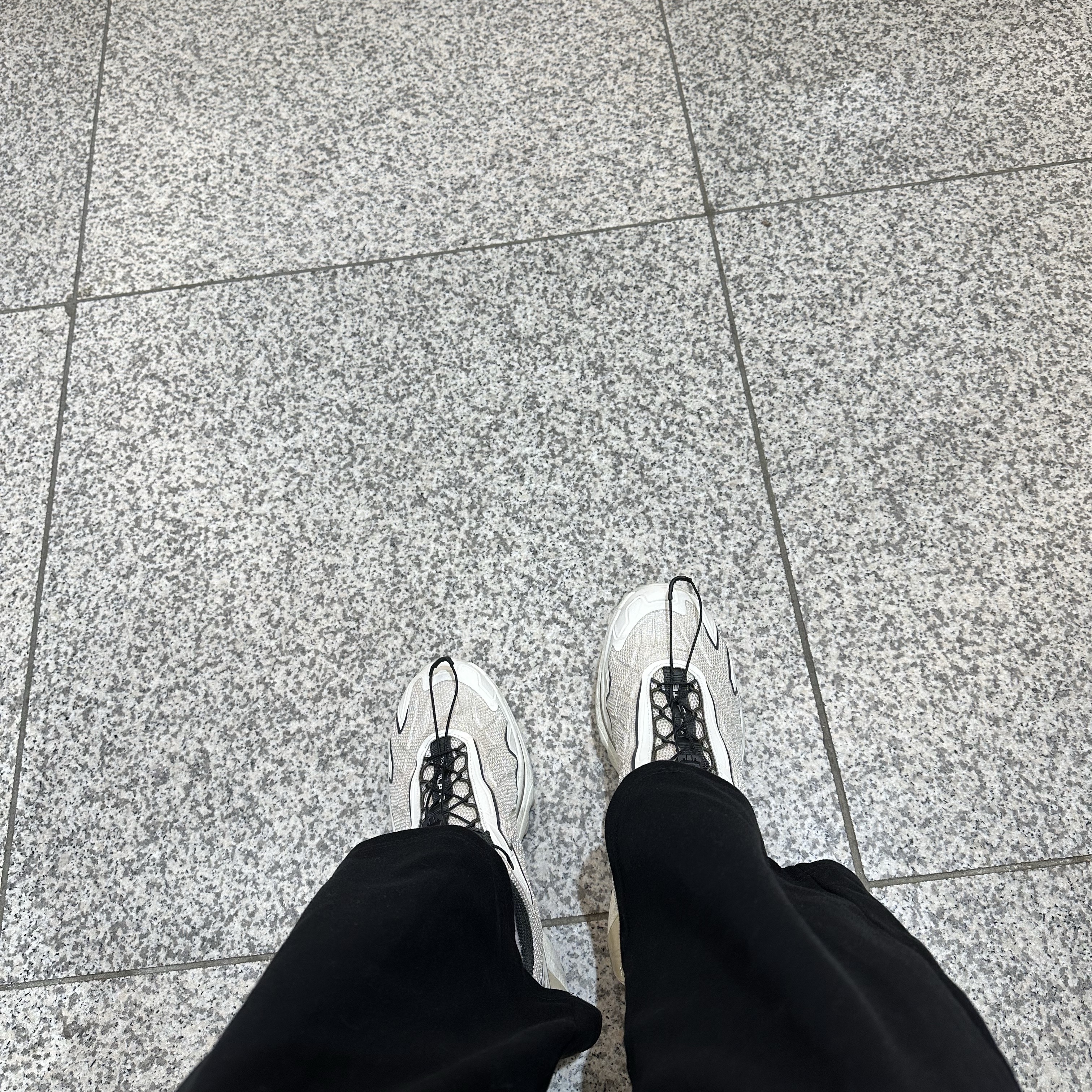 Salomon XT-Slate ADV Vanila Rainy Day 착용 스타일