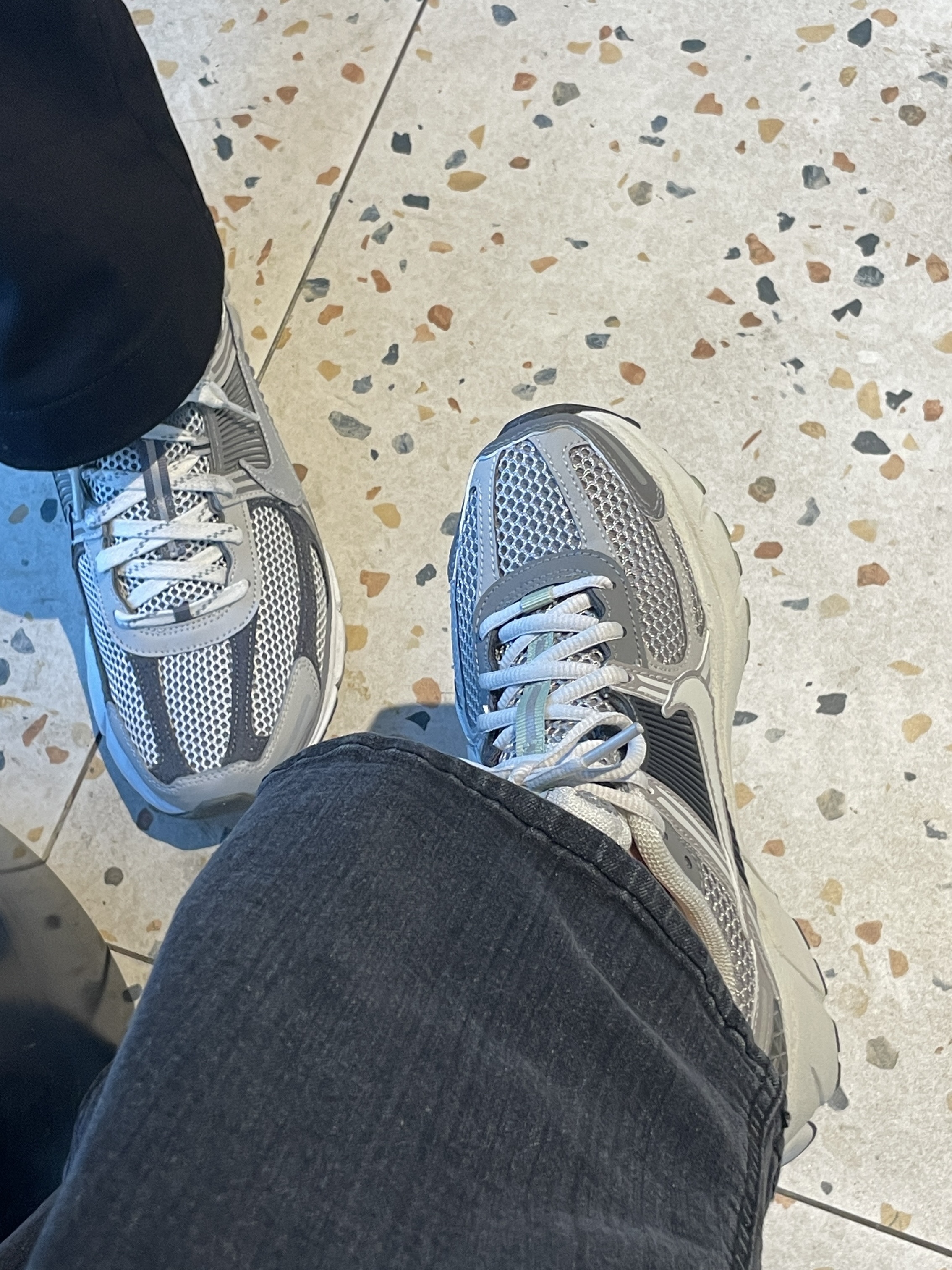 (W) Nike Zoom Vomero 5 Cobblestone and Flat Pewter, Nike Zoom Vomero 5 PRM Light Iron Ore and Flat Fewter 착용 스타일