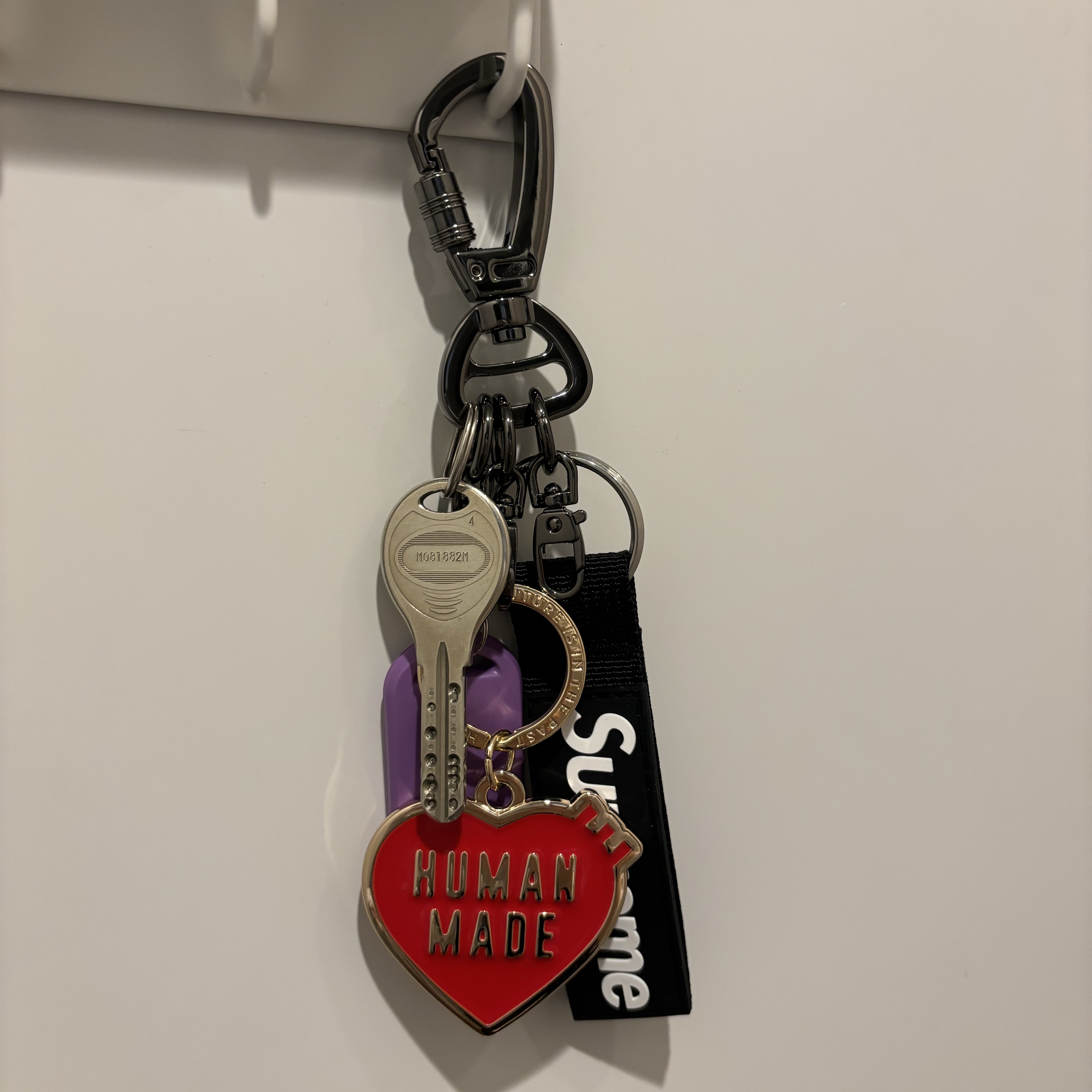 Human Made Heart Key Charm Gold, Supreme Webbing Keychain Black - 23SS 착용 스타일