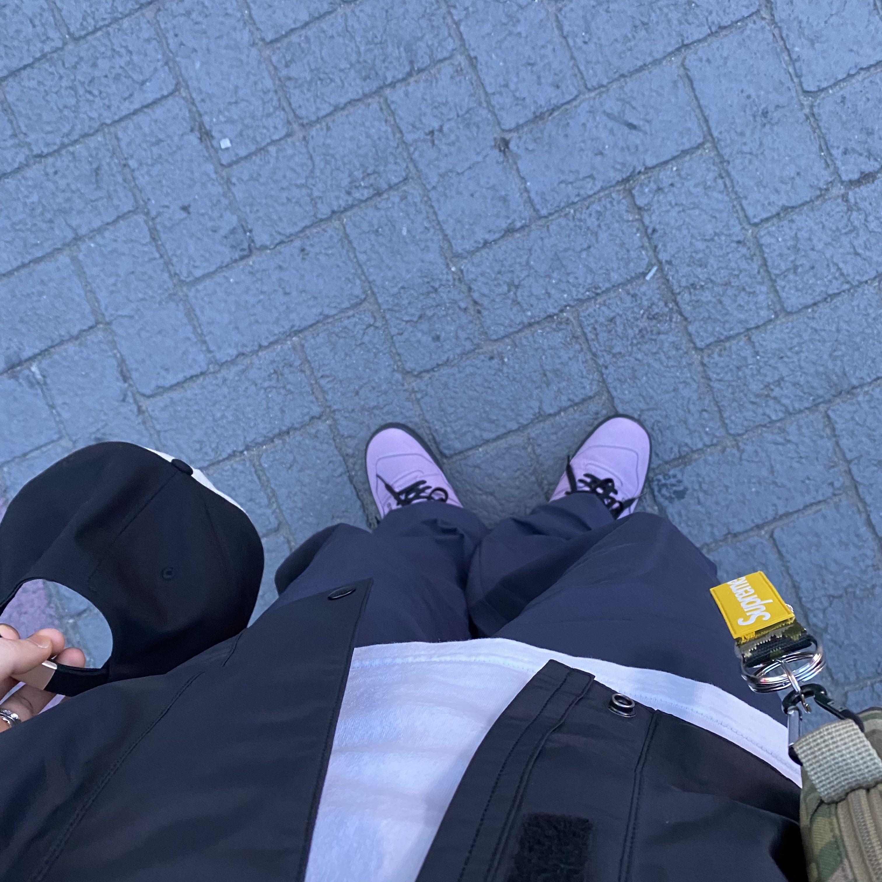 New Balance x Thisisneverthat 550 Lavender Black, Supreme Webbing Keychain Yellow Camo - 23SS 착용 스타일 - 2