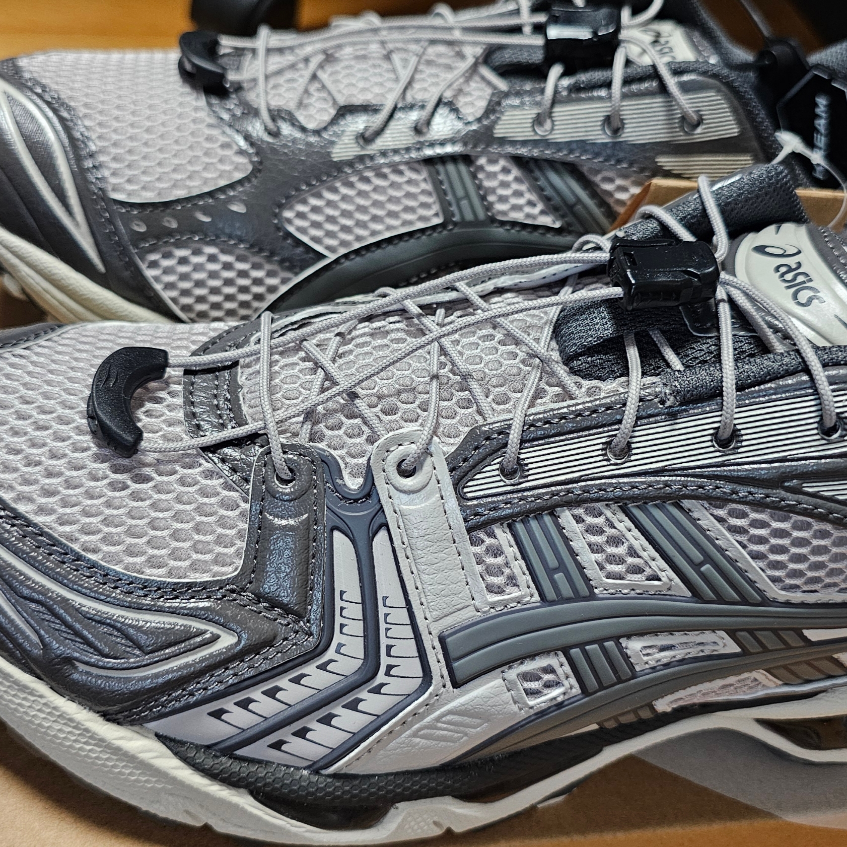 Asics Unlimited Gel-Kayano 14 Oyster Grey Clay Grey 착용 스타일