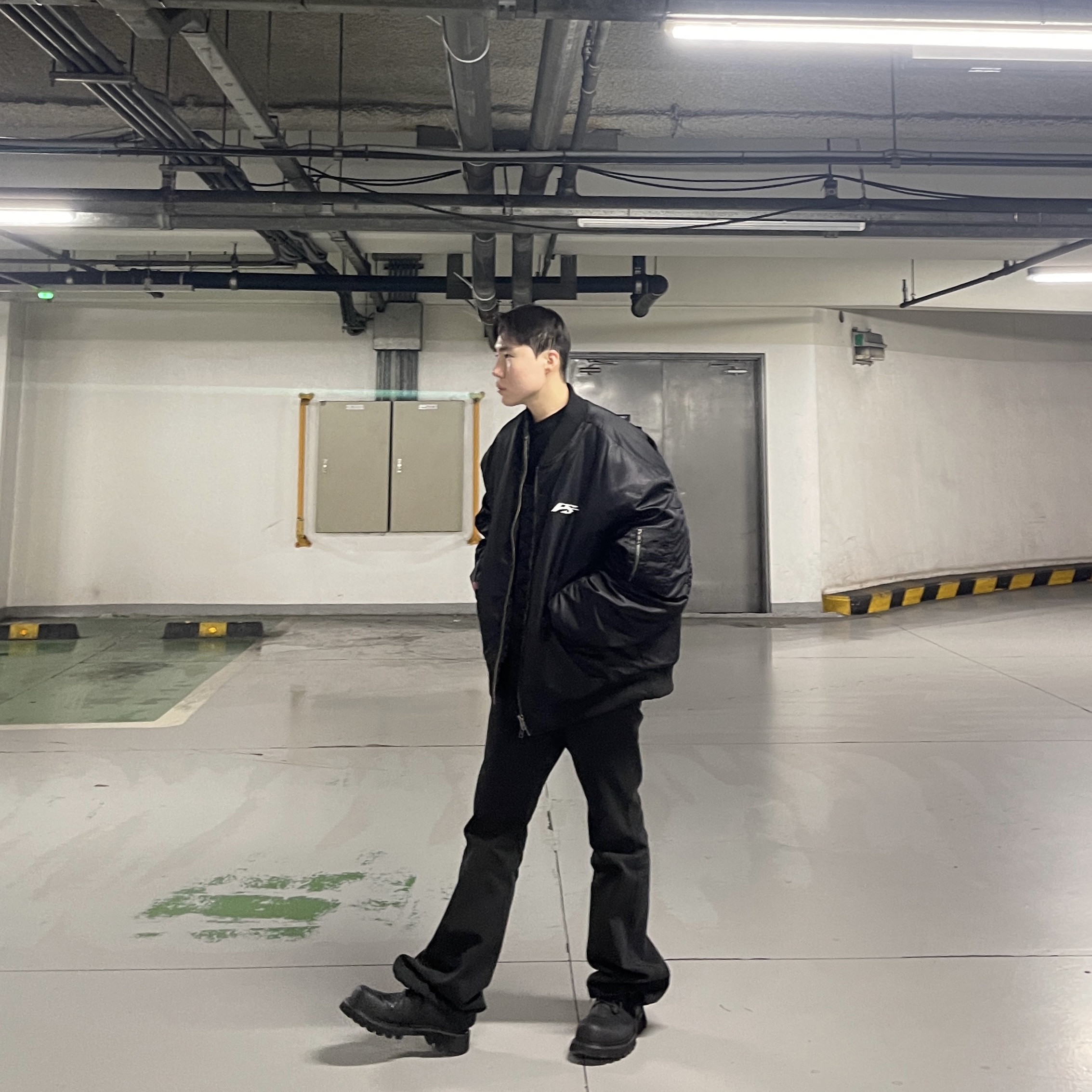 Nonnod Flared Pants Black 착용 스타일 - 2
