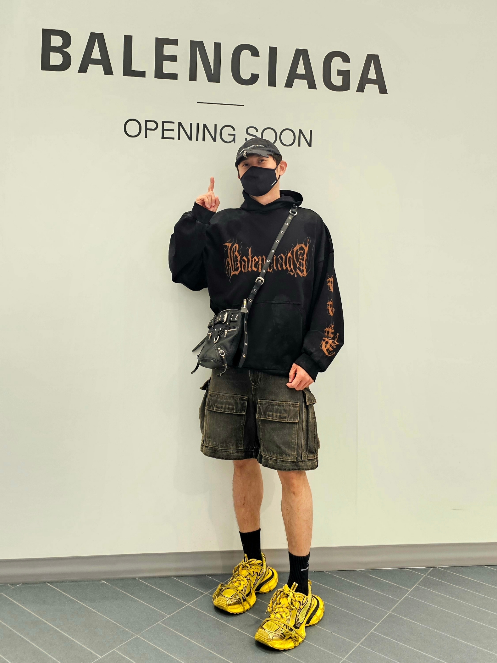 Balenciaga Heavy Metal Logo Hoodie Black Faded, Balenciaga 3XL Sneakers Yellow Black 착용 스타일 - 1