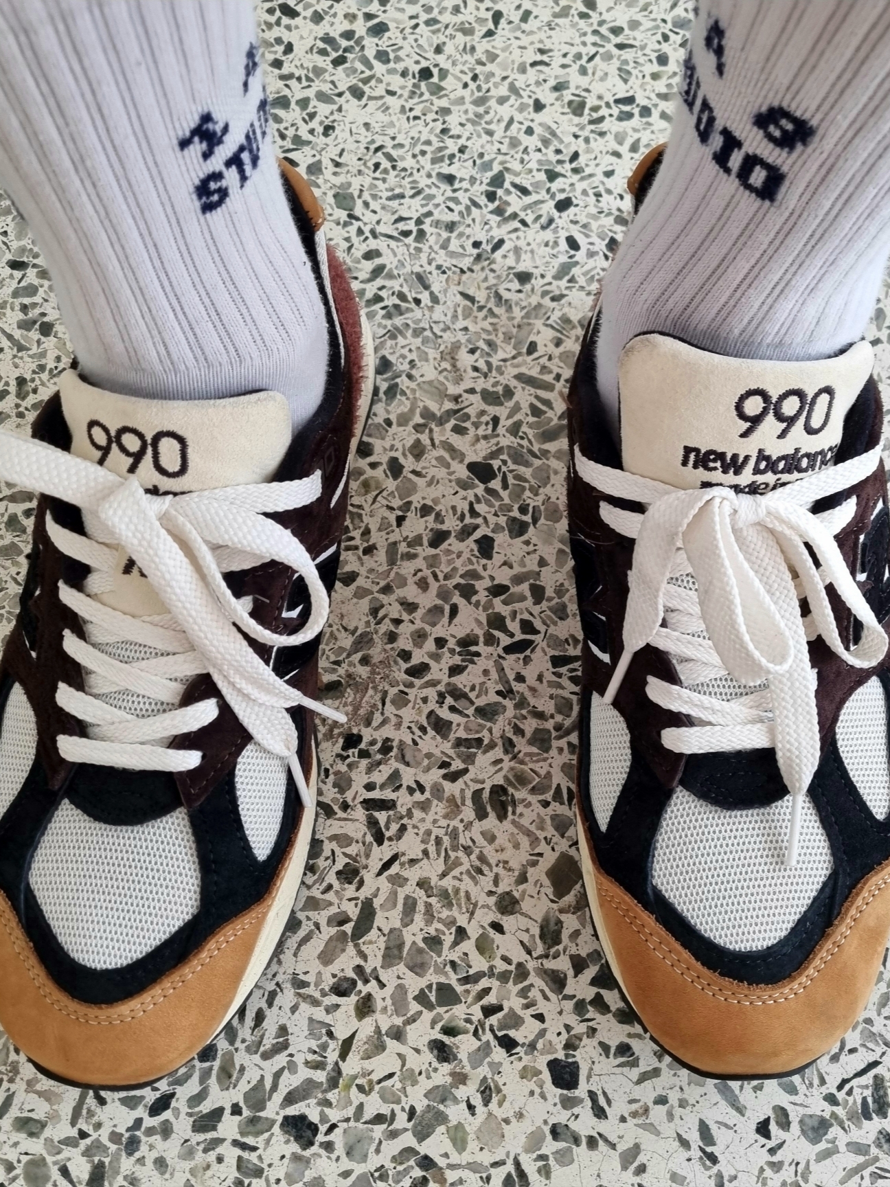 New Balance 990v2 Made in USA Brown Beige, Stussy Basic Stussy Pigment Dyed LS T-Shirt Natural 2023 착용 스타일 - 2