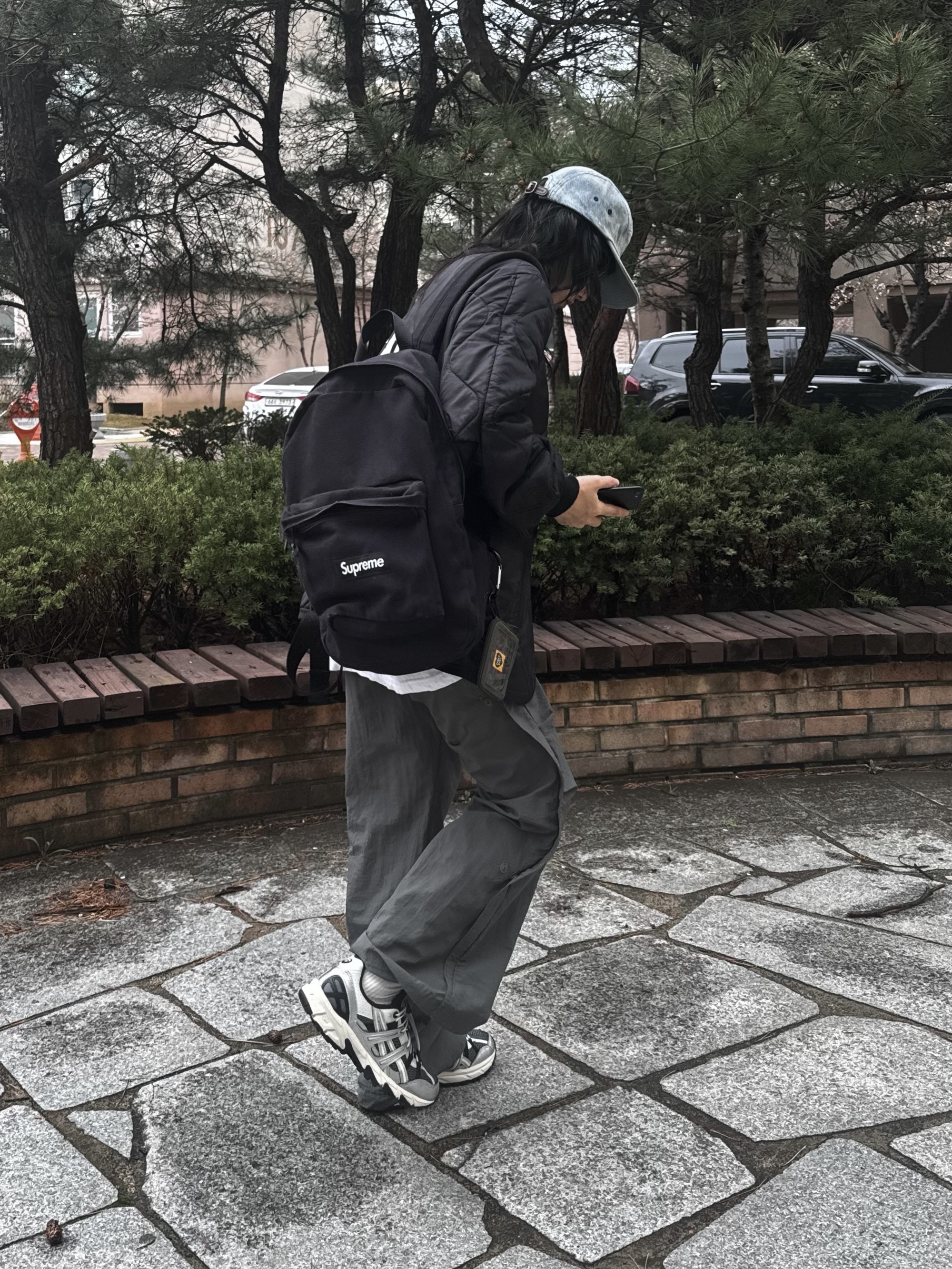 Supreme Washed Chino Twill Camp Cap Dirty Indigo - 24SS, Supreme Canvas Backpack Black 착용 스타일 - 1