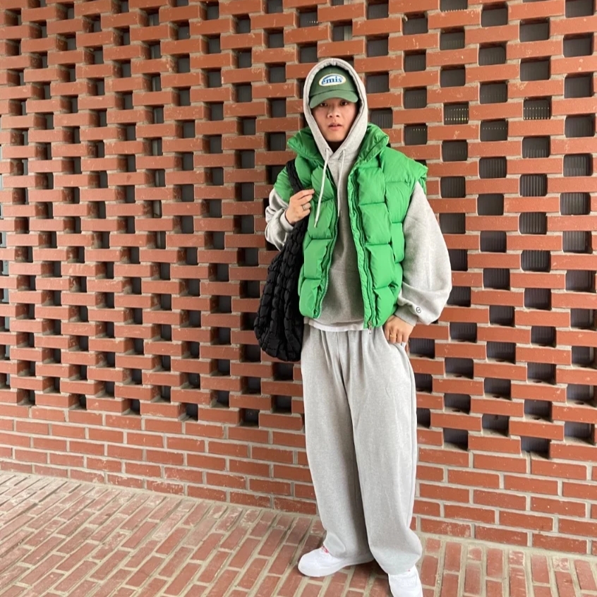 Emis Wappen Ball Cap Green, COS Quilted Oversized Shoulder Bag Black 착용 스타일 - 2