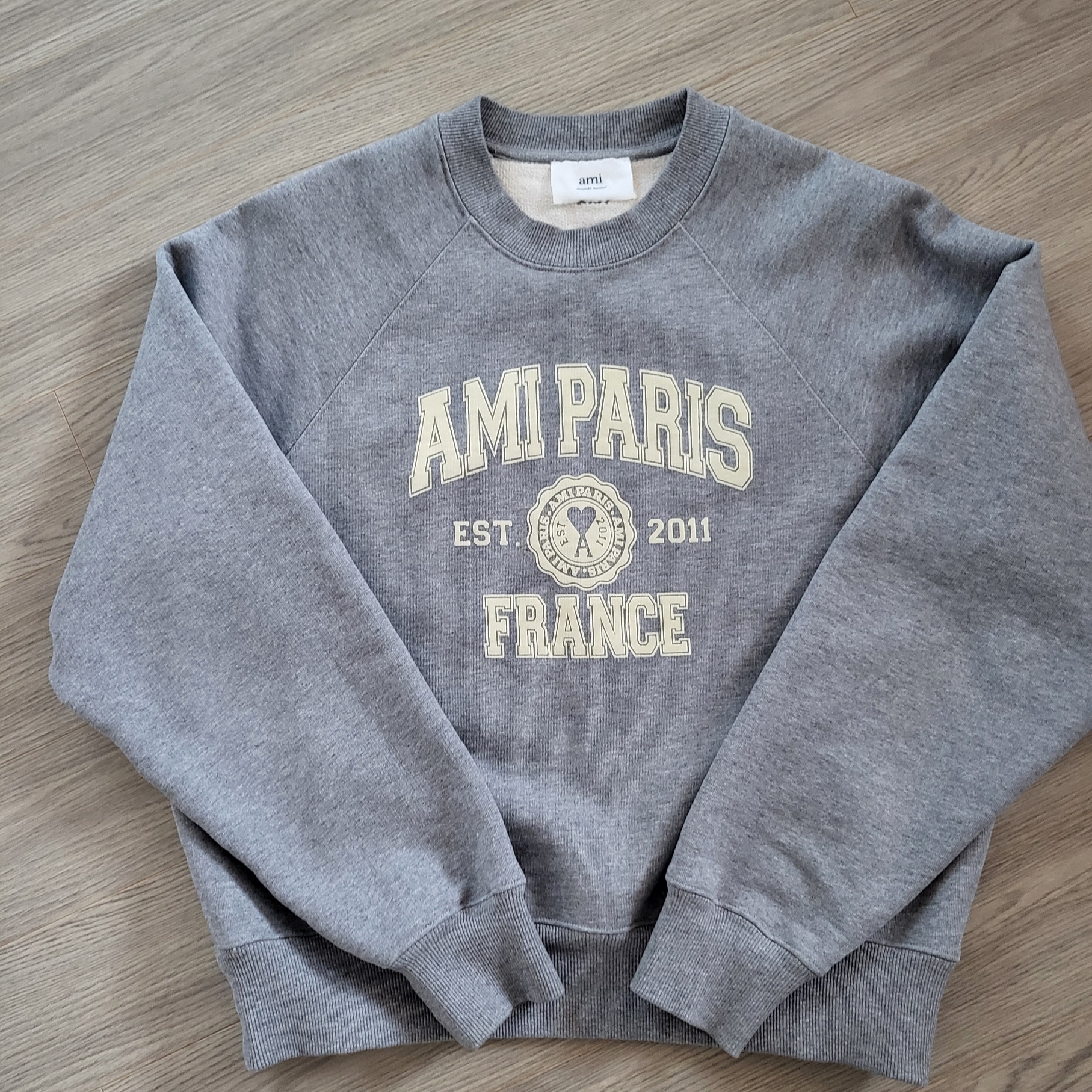 AMI Paris France Sweatshirt Heather Grey 착용 스타일
