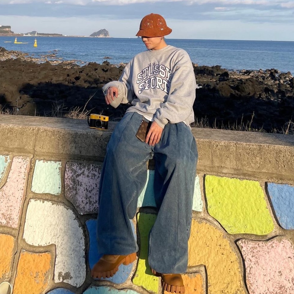 Stussy Relaxed Oversized Crew Grey Heather, Louis Vuitton Key Pouch Monogram 착용 스타일
