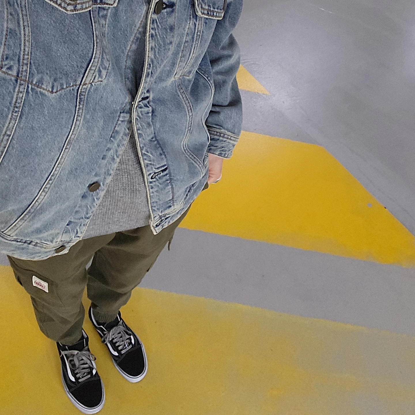 Vans OG Old Skool LX Stressed Black 착용 스타일 - 1