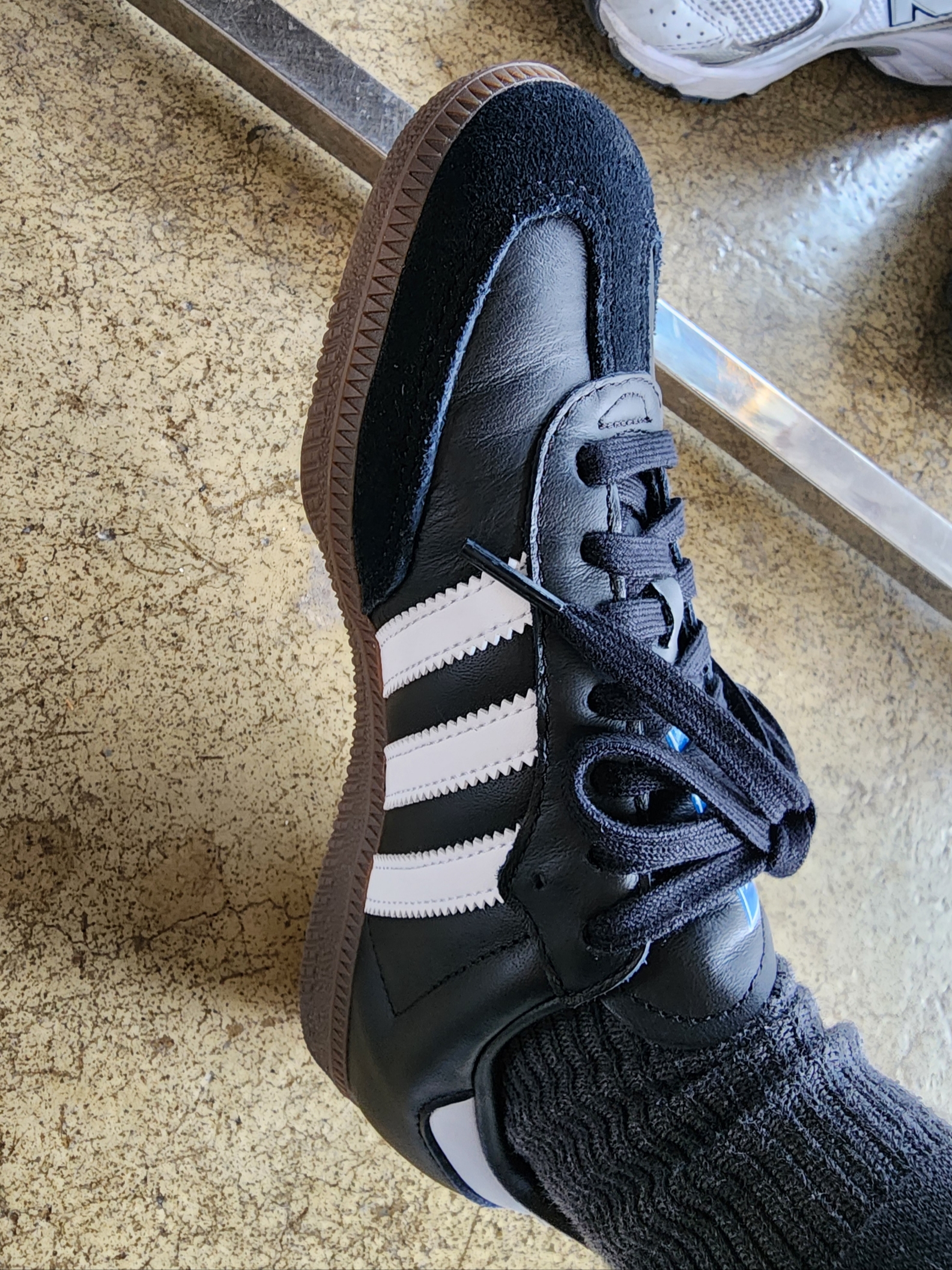 Adidas Samba OG Black White Gum 착용 스타일
