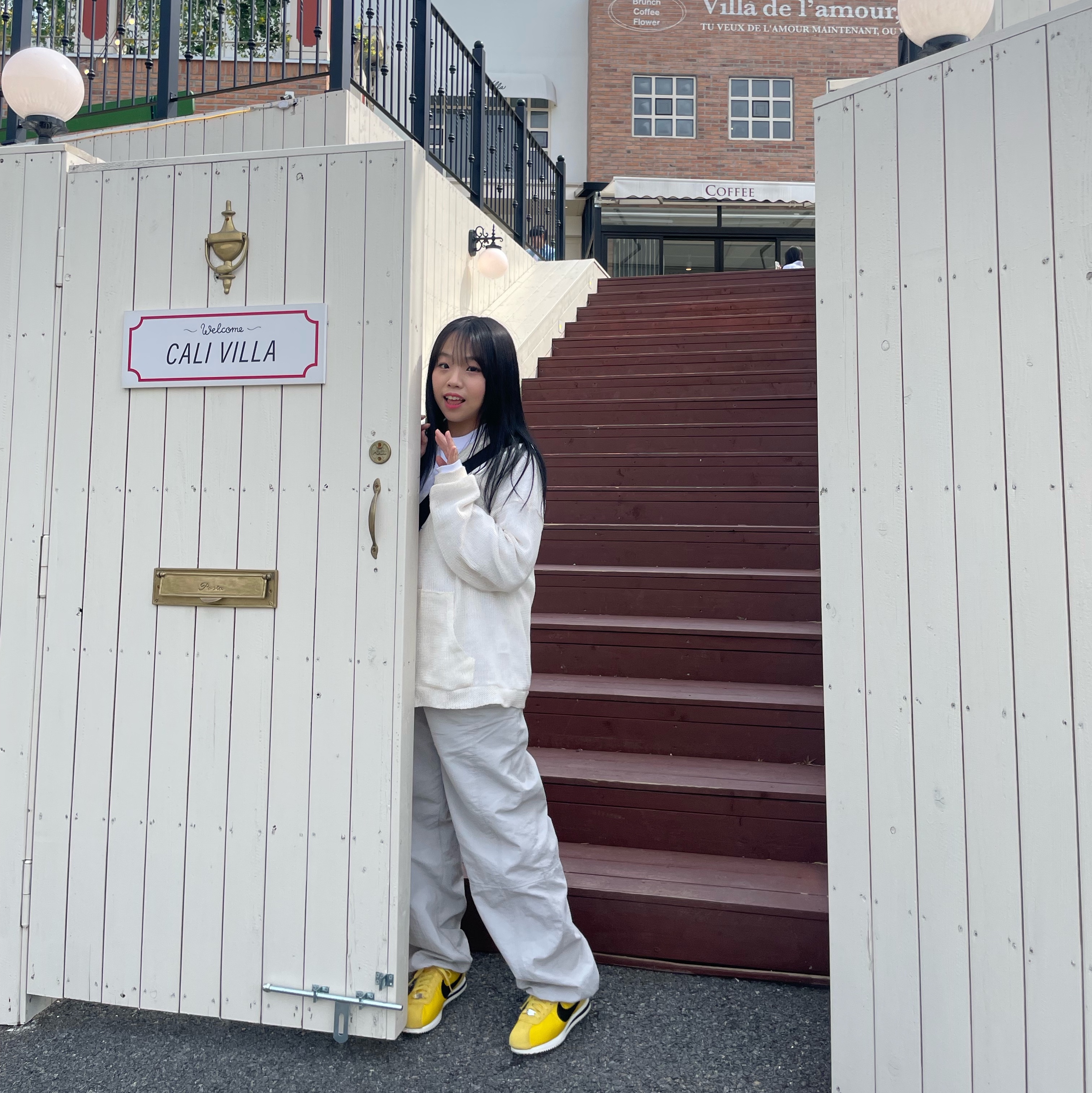 (W) Nike Cortez Vivid Sulfur 착용 스타일 - 1