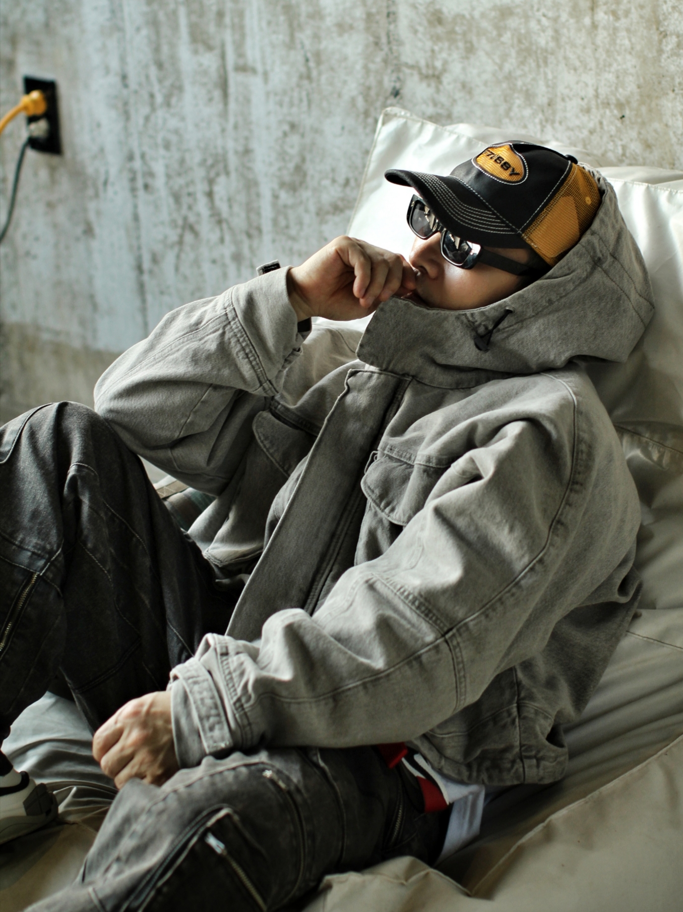 Zara Hoodie Combi Denim Jumper Black, Stussy Low Pro Trucker Cut-Out Leather Snapback Brown 착용 스타일 - 1