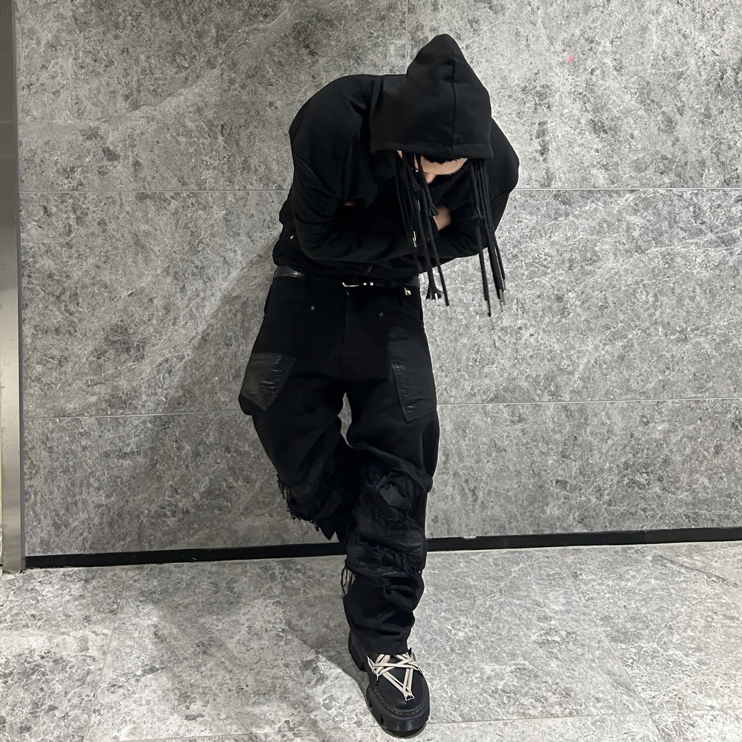 Dr. Martens x Rick Owens 1460 DMXL Megalace Black 착용 스타일 - 1