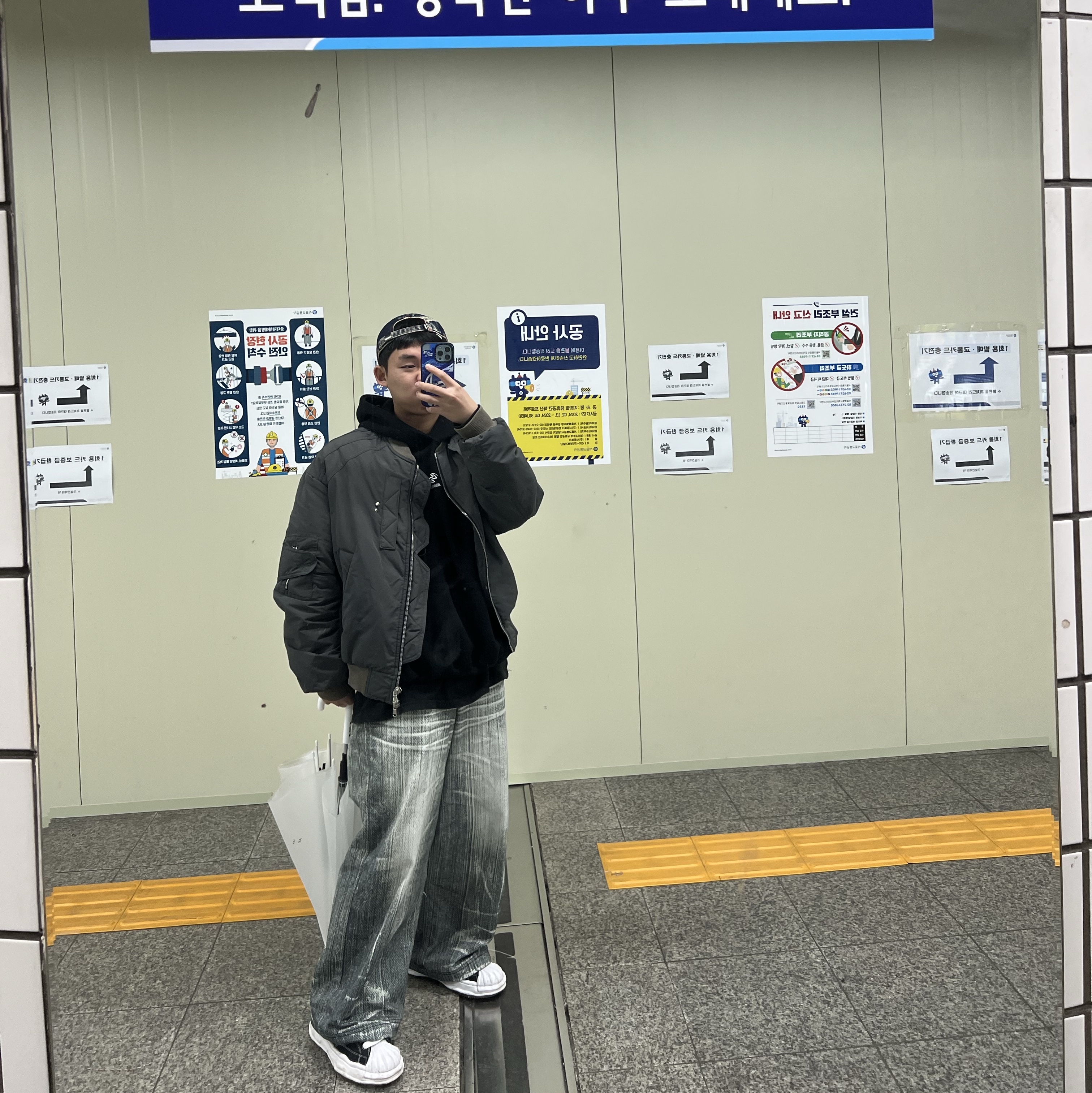 Maison Mihara Yasuhiro Blakey OG Sole Canvas Low-top Sneakers Black White, Undermycar Ababell Multi Flap Oversized Bomber Balsam Green - 22SS 착용 스타일 - 4
