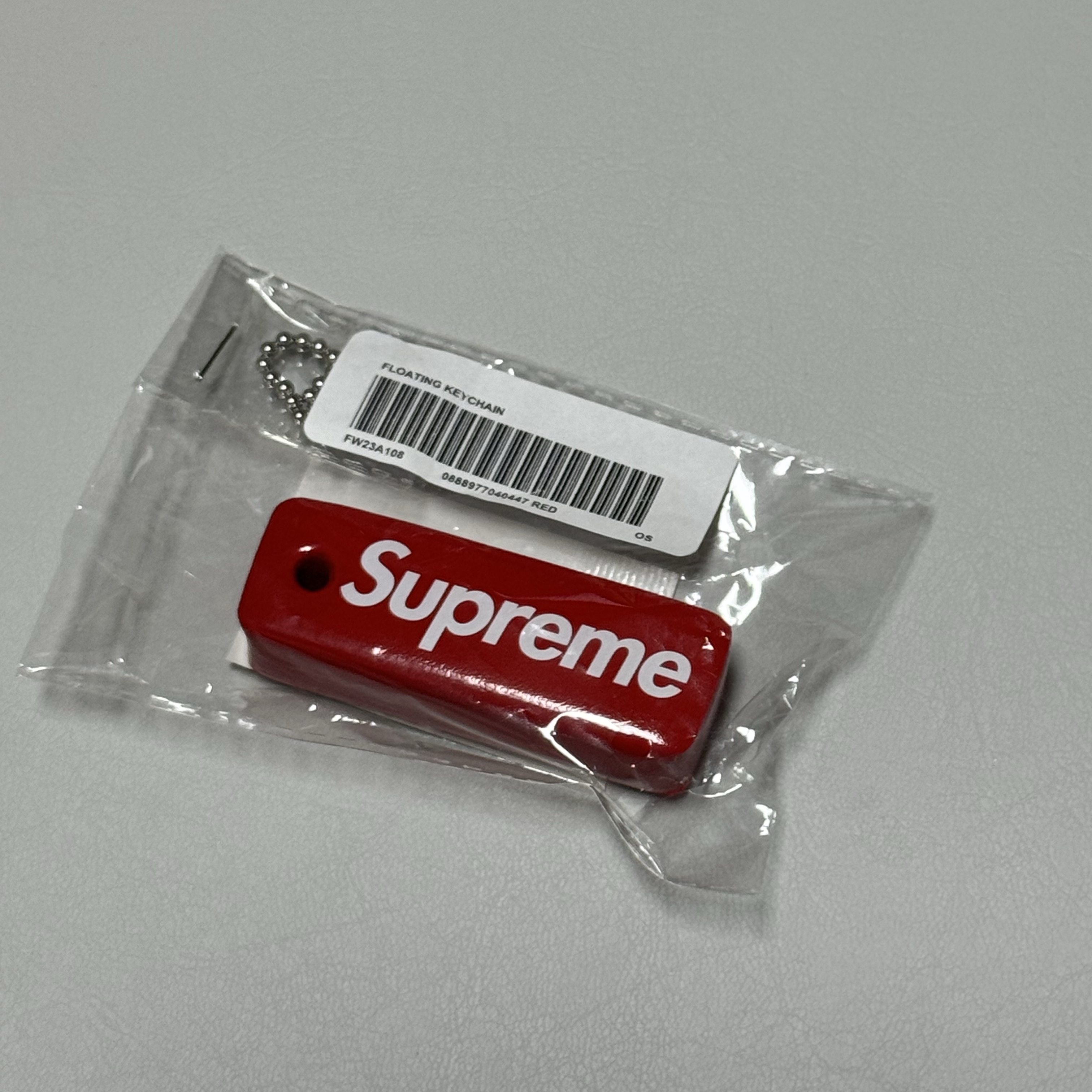 Supreme Floating Keychain Red - 23FW 착용 스타일