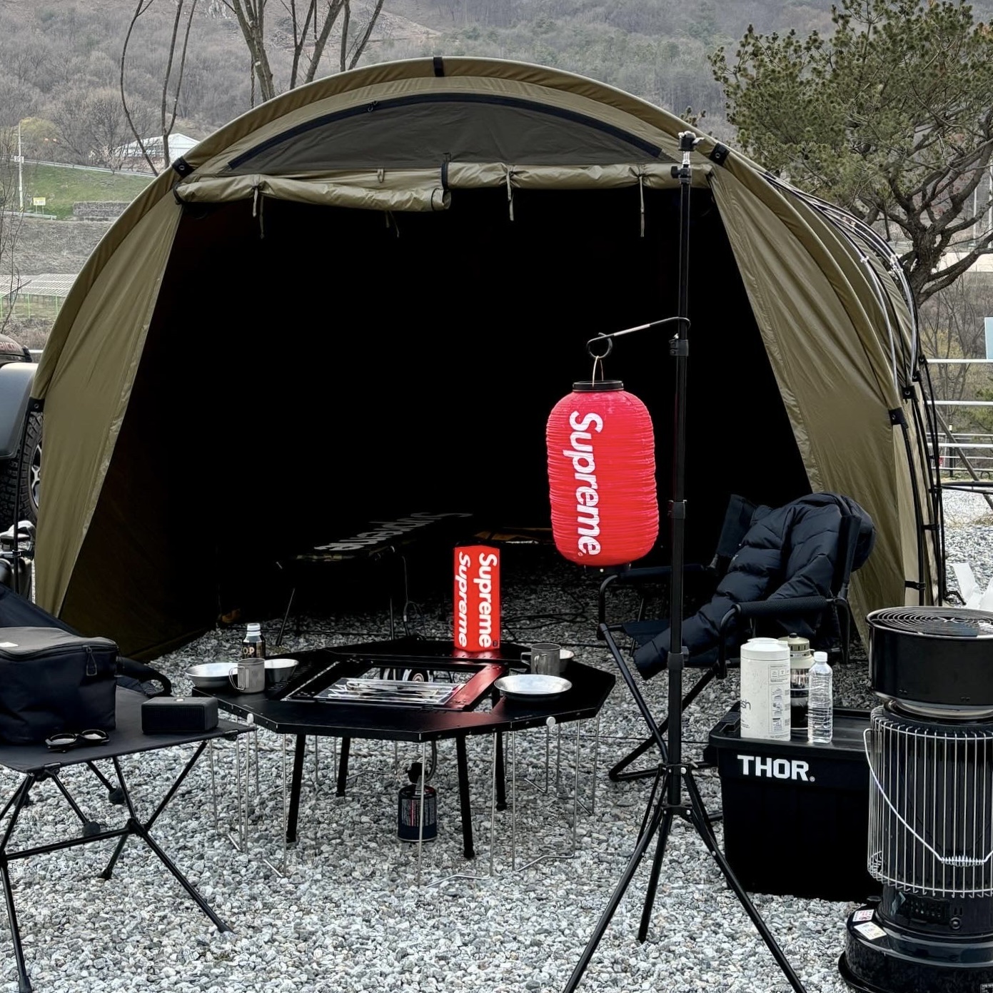 Snow Peak Jikaro Table Black, Helinox Tactical Table L Black 착용 스타일