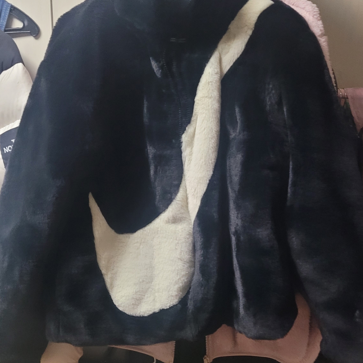 (W) Nike NSW Faux Fur Jacket Black - Asia 착용 스타일