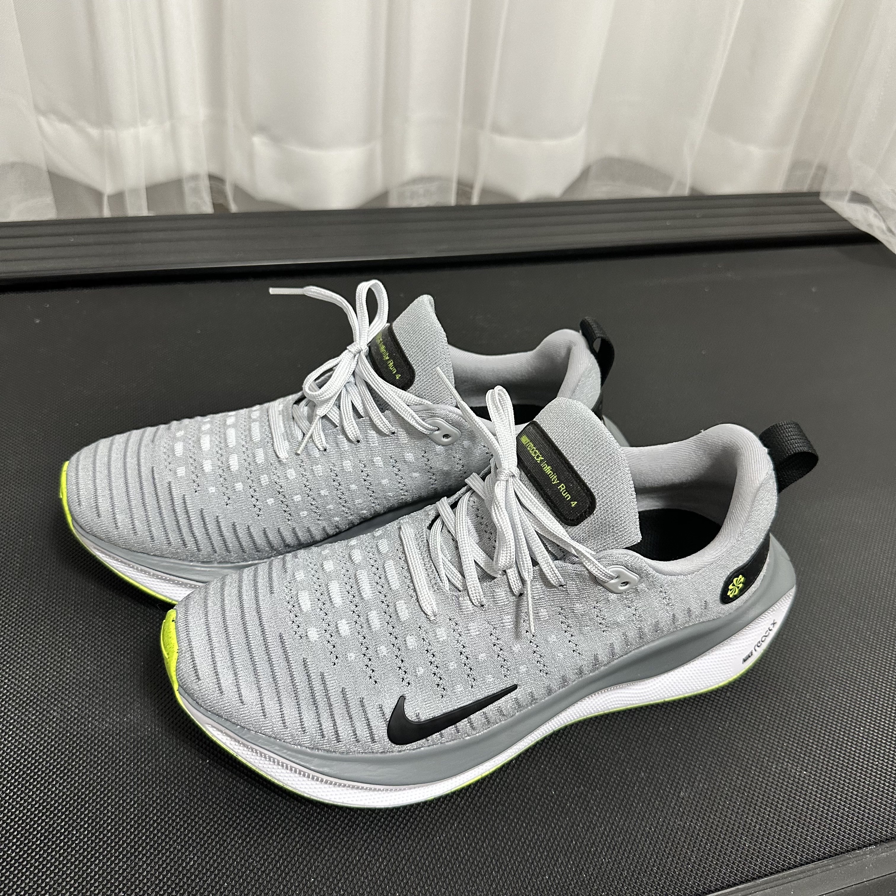 Nike ReactX Infinity Run 4 Wolf Grey Black 착용 스타일 - 2