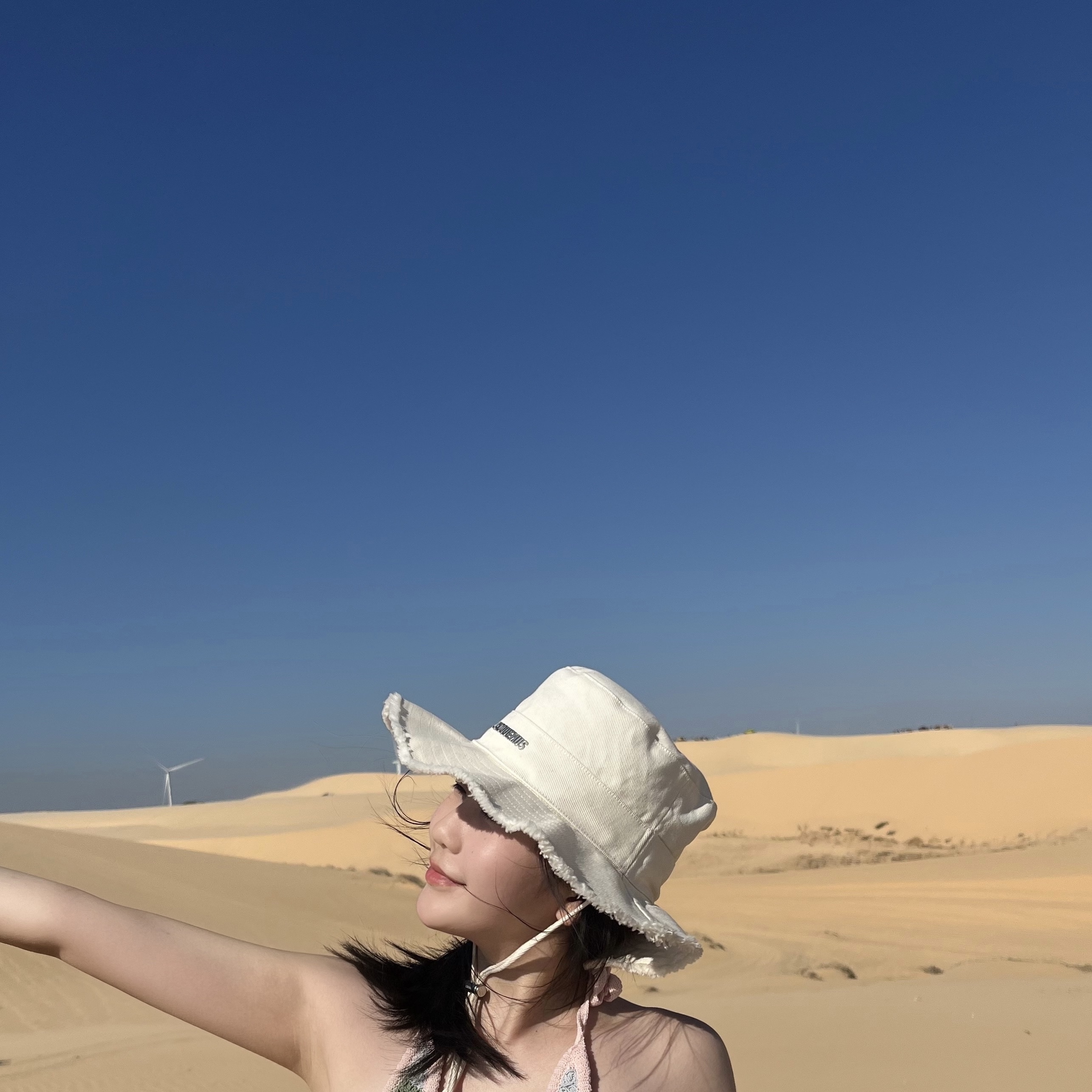 Jacquemus Le Bob Artichaut Bucket Hat Off White 착용 스타일 - 2