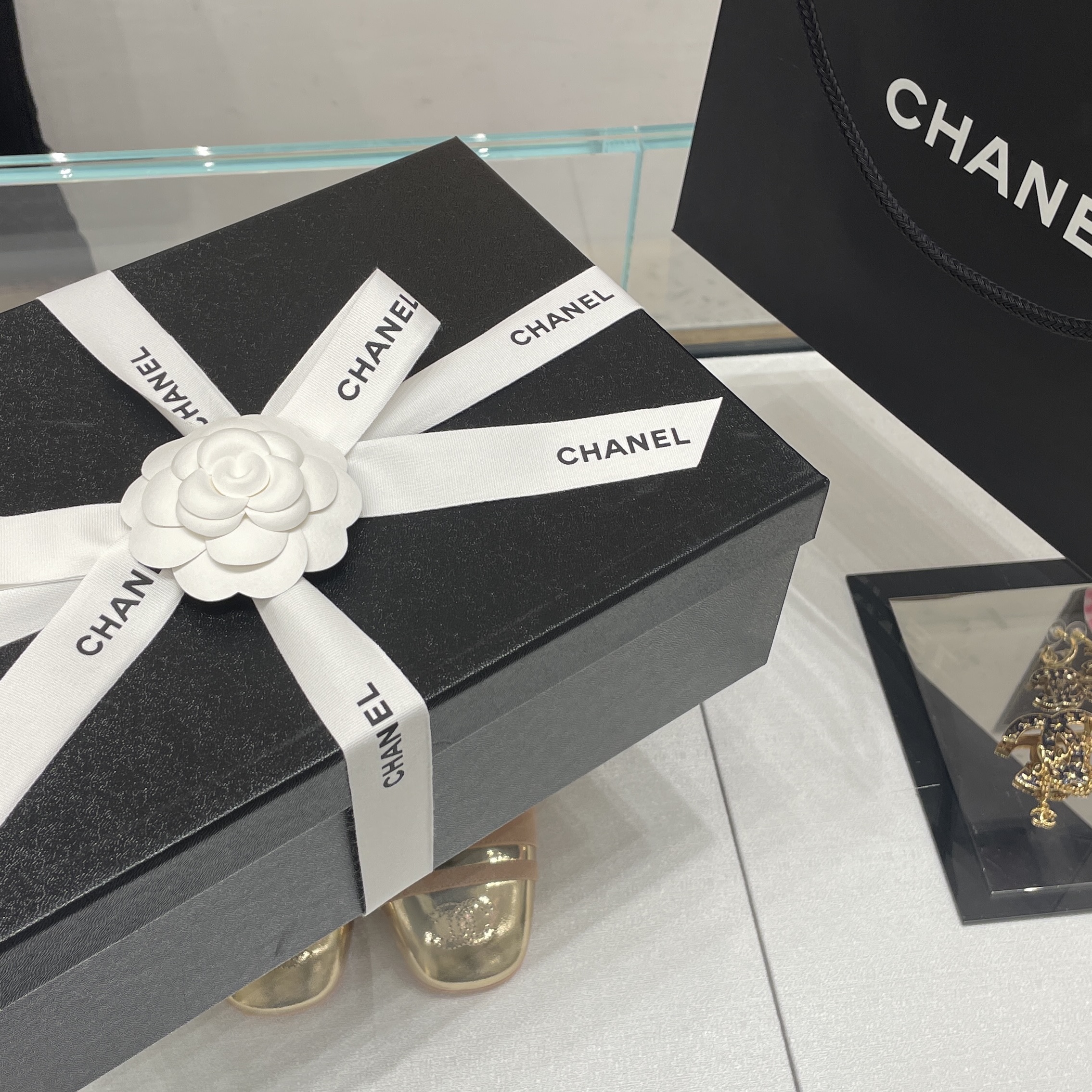 (W) Chanel Mules Lambskin & Black 착용 스타일 - 2