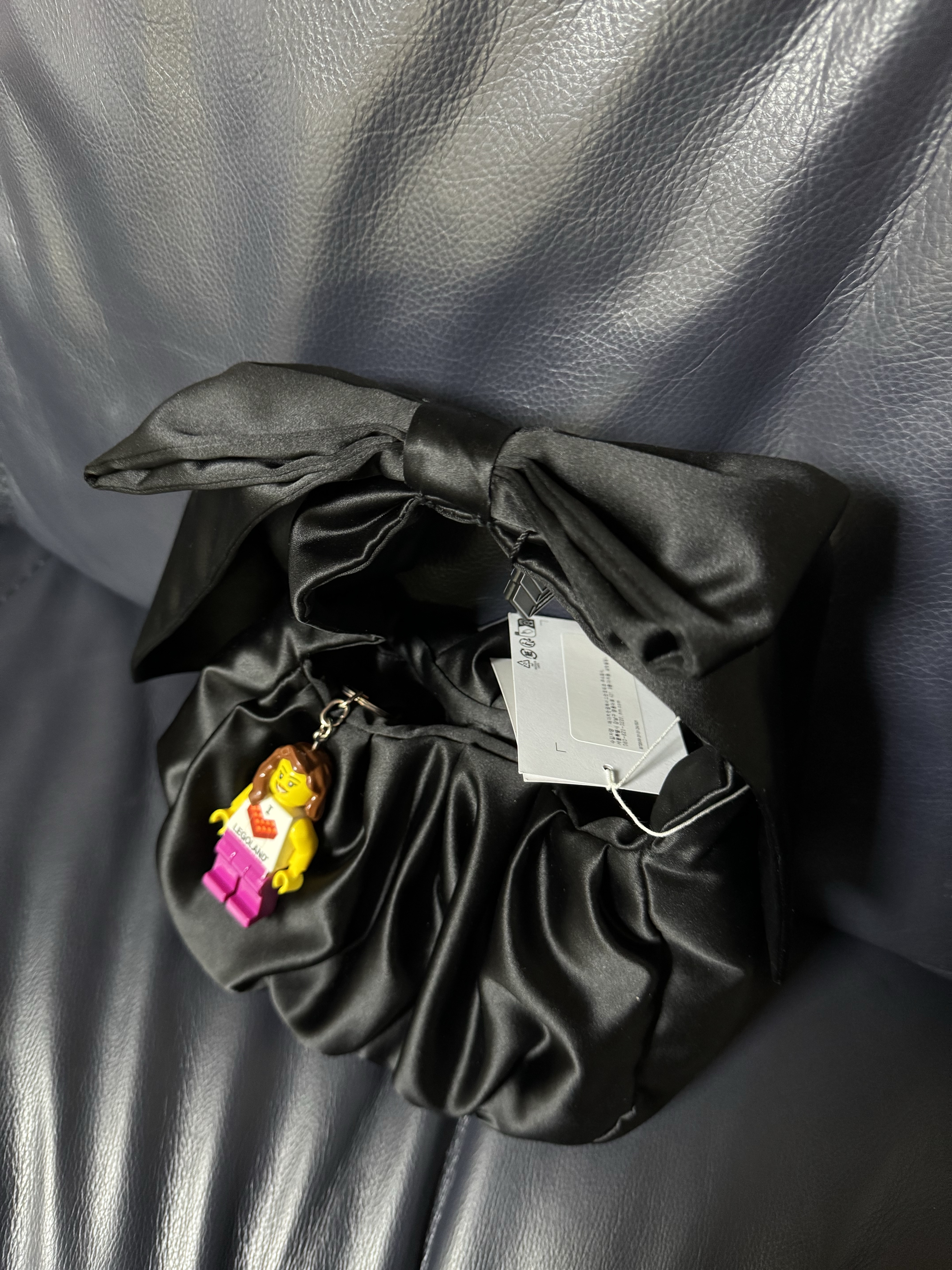 & Other Stories Satin Bow Bag Black 착용 스타일 - 1