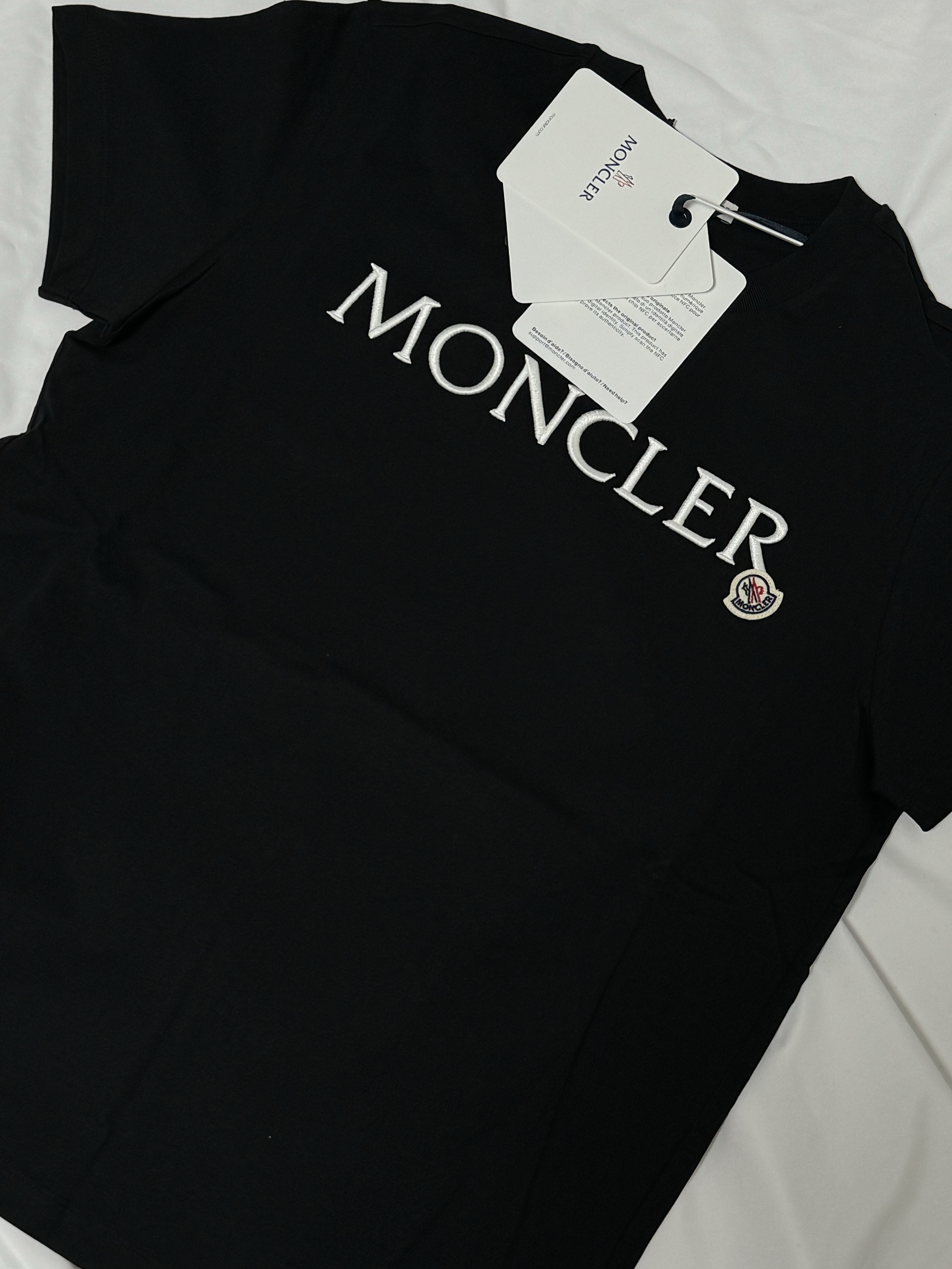 (W) Moncler Embroidered Logo T-Shirt Black - 24SS 착용 스타일