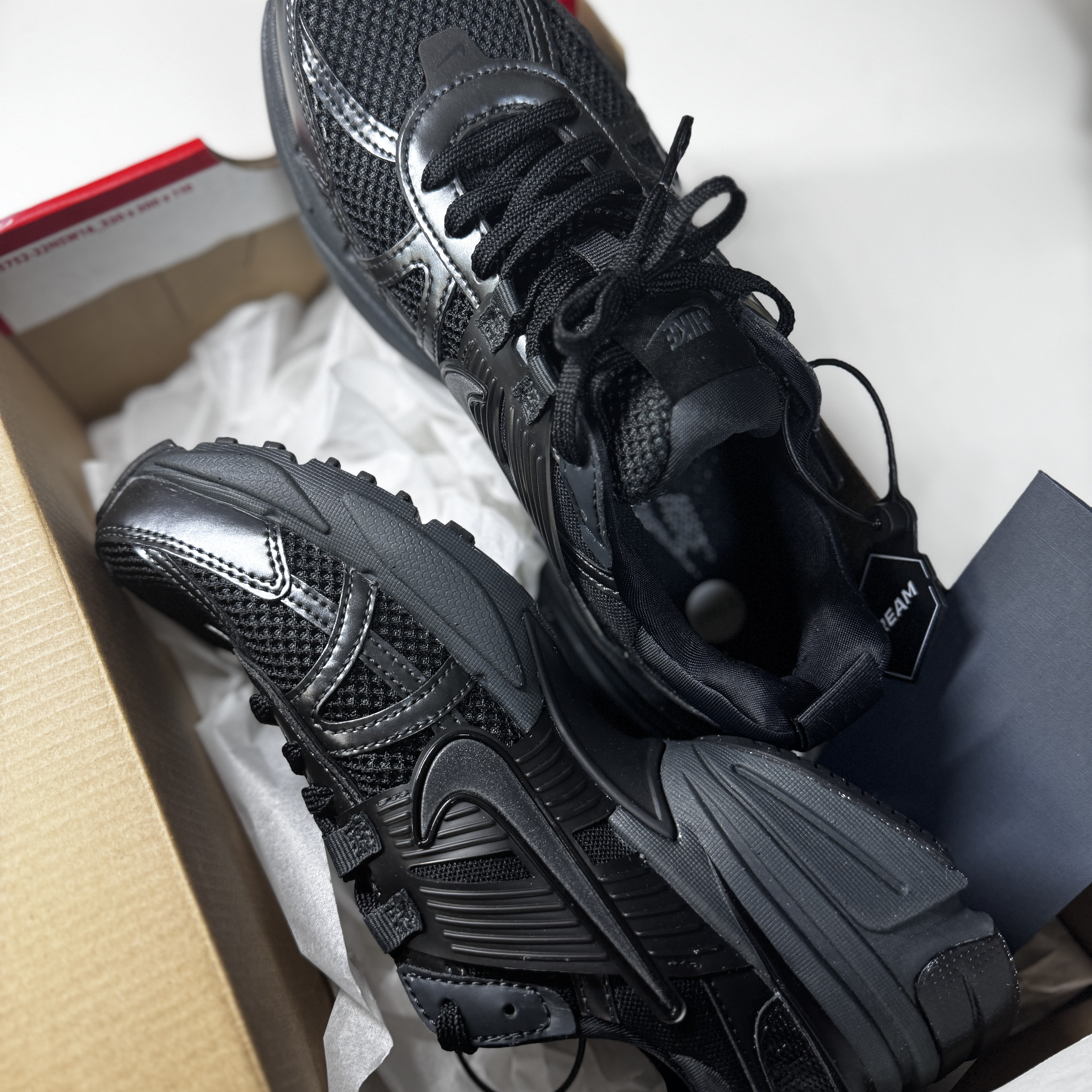 Nike V2K Run Black Anthracite 착용 스타일