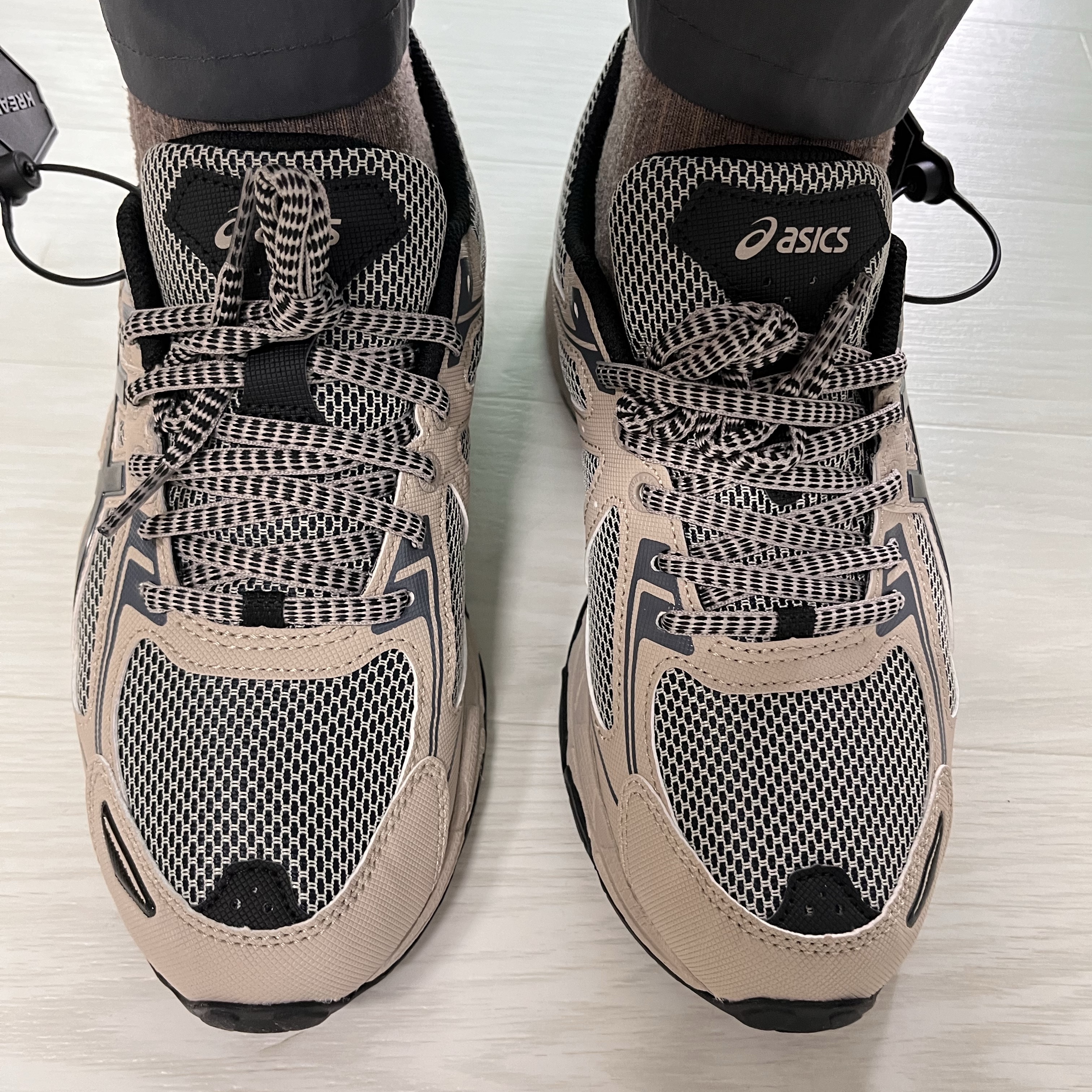 Asics Gel-Venture 6 Feather Grey Black 착용 스타일 - 1
