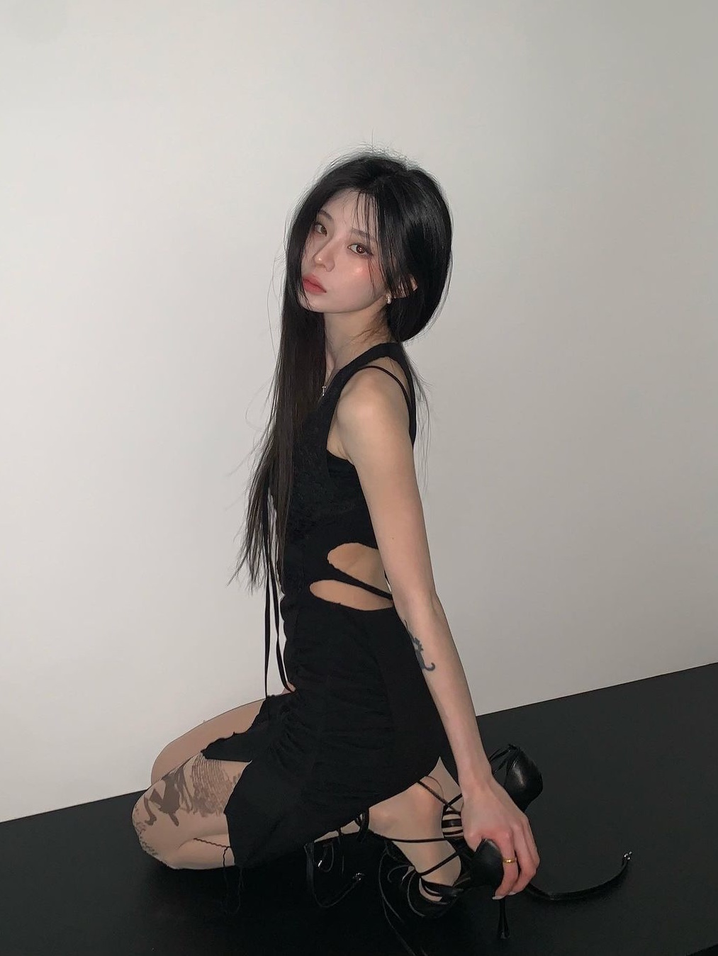 [KREAM 단독] Bonnae Women Cross Cut Out Dress Black, [KREAM 단독] Bonnae Women Cross Cut Out Dress White 착용 스타일