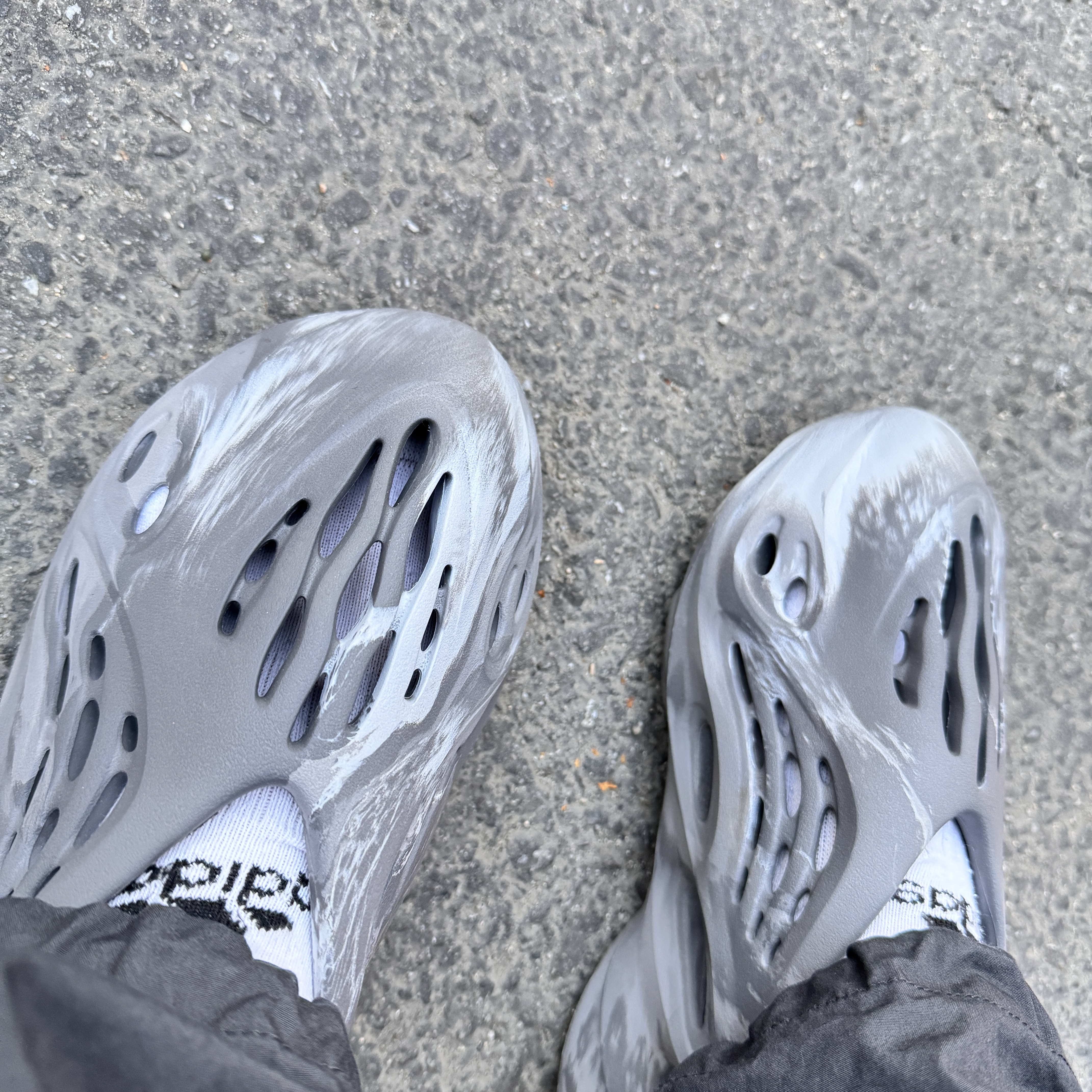 Adidas Yeezy Foam RNNR MX Granite 착용 스타일 - 1