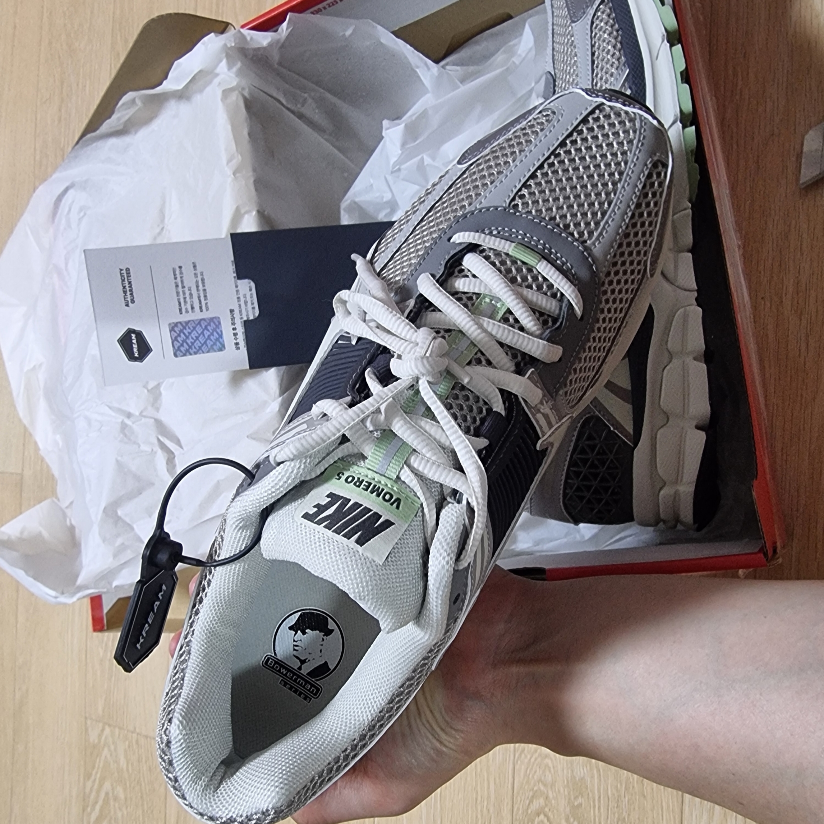 (W) Nike Zoom Vomero 5 Cobblestone and Flat Pewter 착용 스타일 - 2