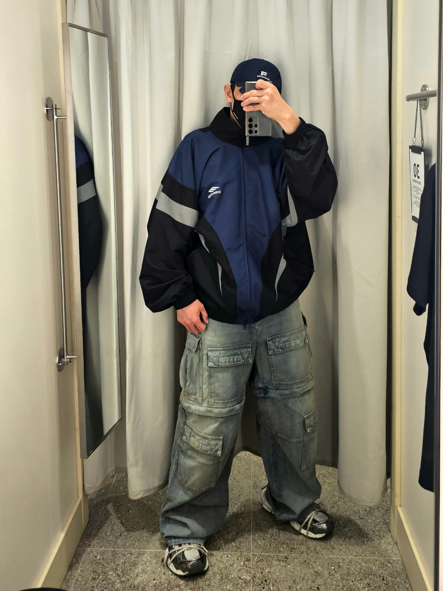 (W) Balenciaga Cargo Boyfriend Jeans Blue, Balenciaga 3XL Sneakers Grey White Red 착용 스타일 - 1