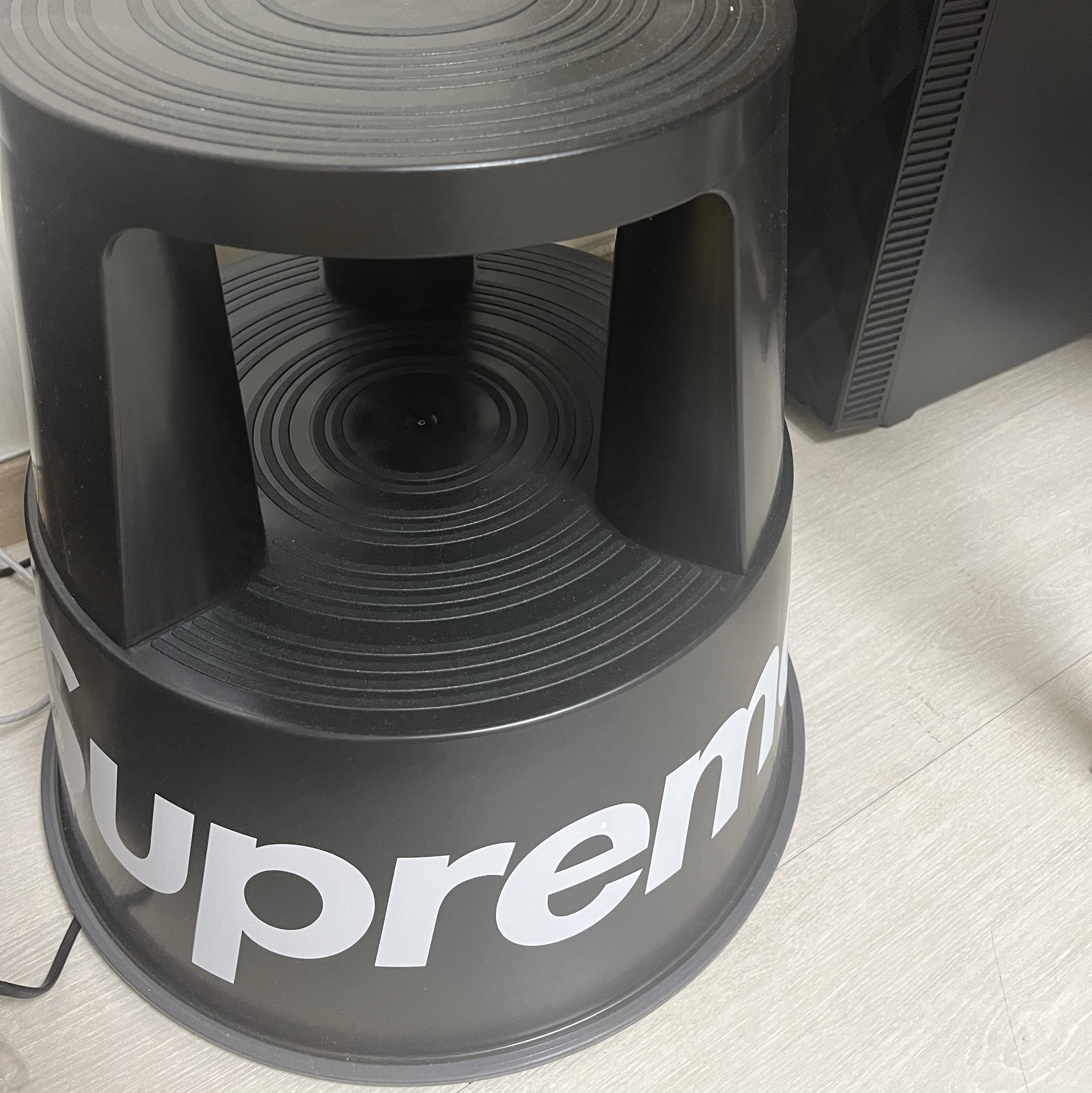 Supreme Wedo Step Stool Black - 20FW 착용 스타일
