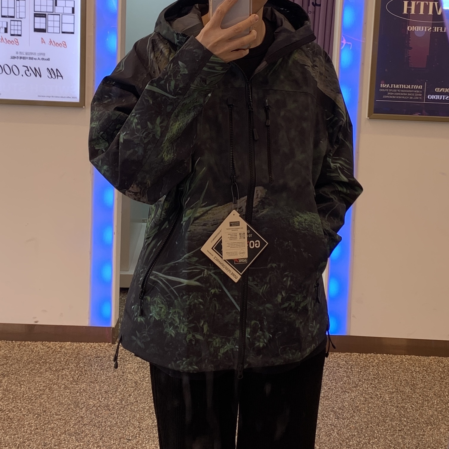 Supreme Gore-Tex Taped Seam Shell Jacket Kermit The Frog - 24SS 착용 스타일 - 2