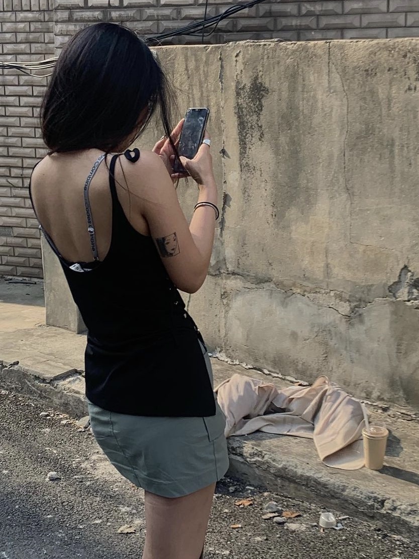Yunse Women Olive Sleeveless Top Black 착용 스타일 - 3