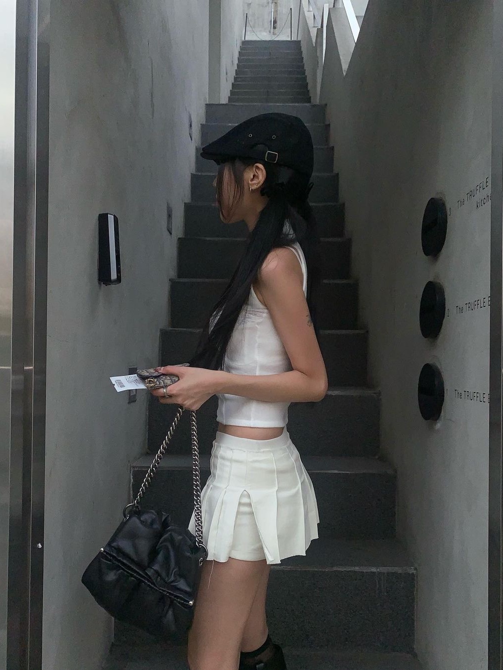 [KREAM 단독] Bonnae Women Spiral sleeveless top Black 착용 스타일